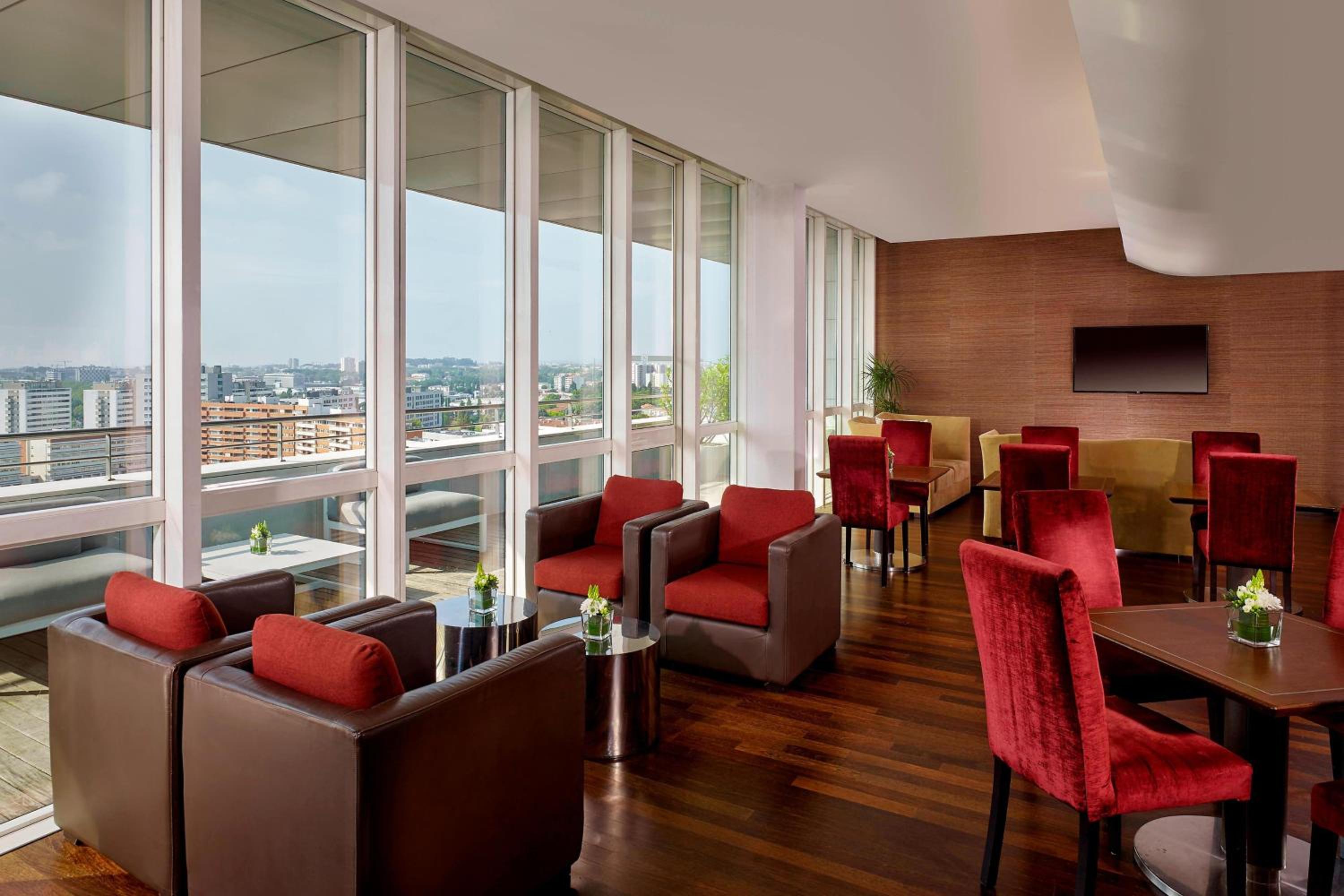 Club, Club Lounge and Spa access level, Guest room, 1 Queen - Photo 3