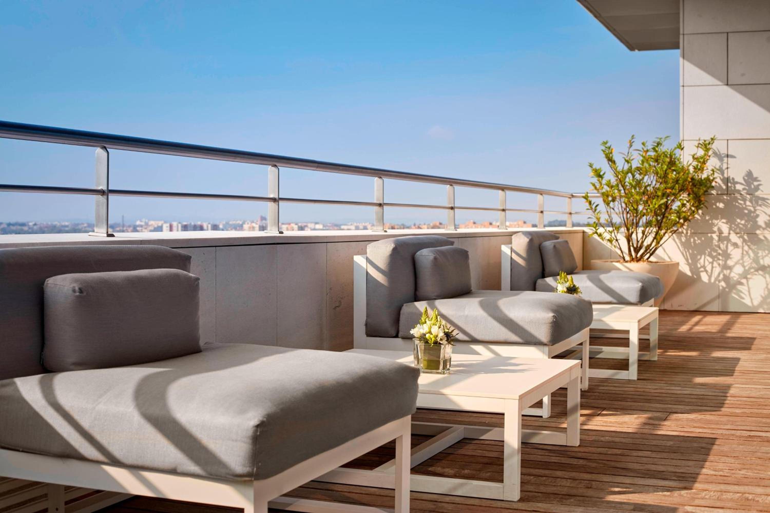 Club, Club Lounge and Spa access level, Guest room, 1 Queen - Photo 2