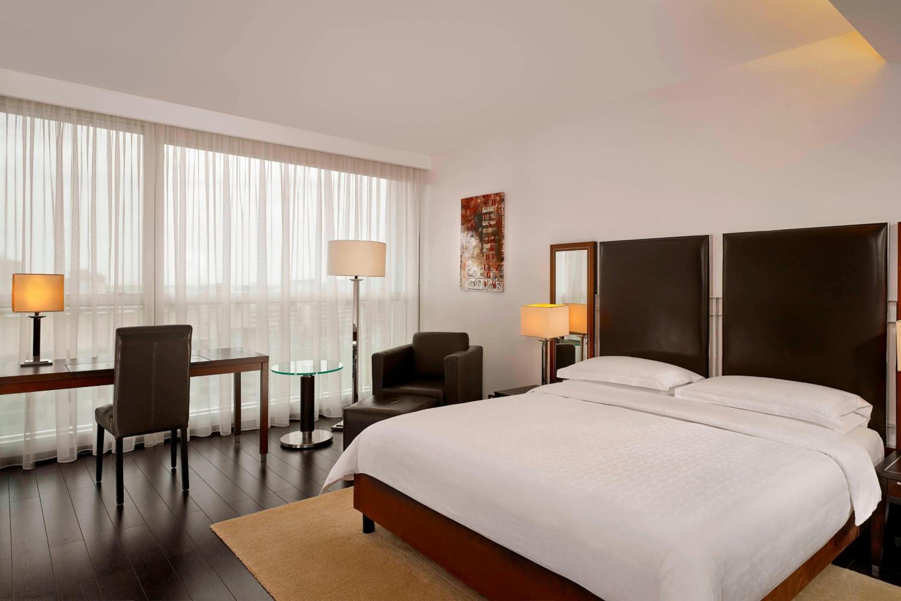 Deluxe, Guest room, 1 Queen - Photo 1