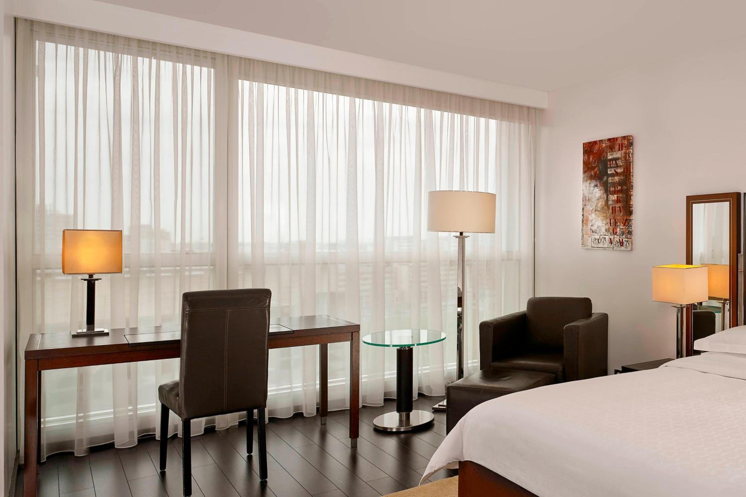 Deluxe, Guest room, 1 Queen - Photo 2