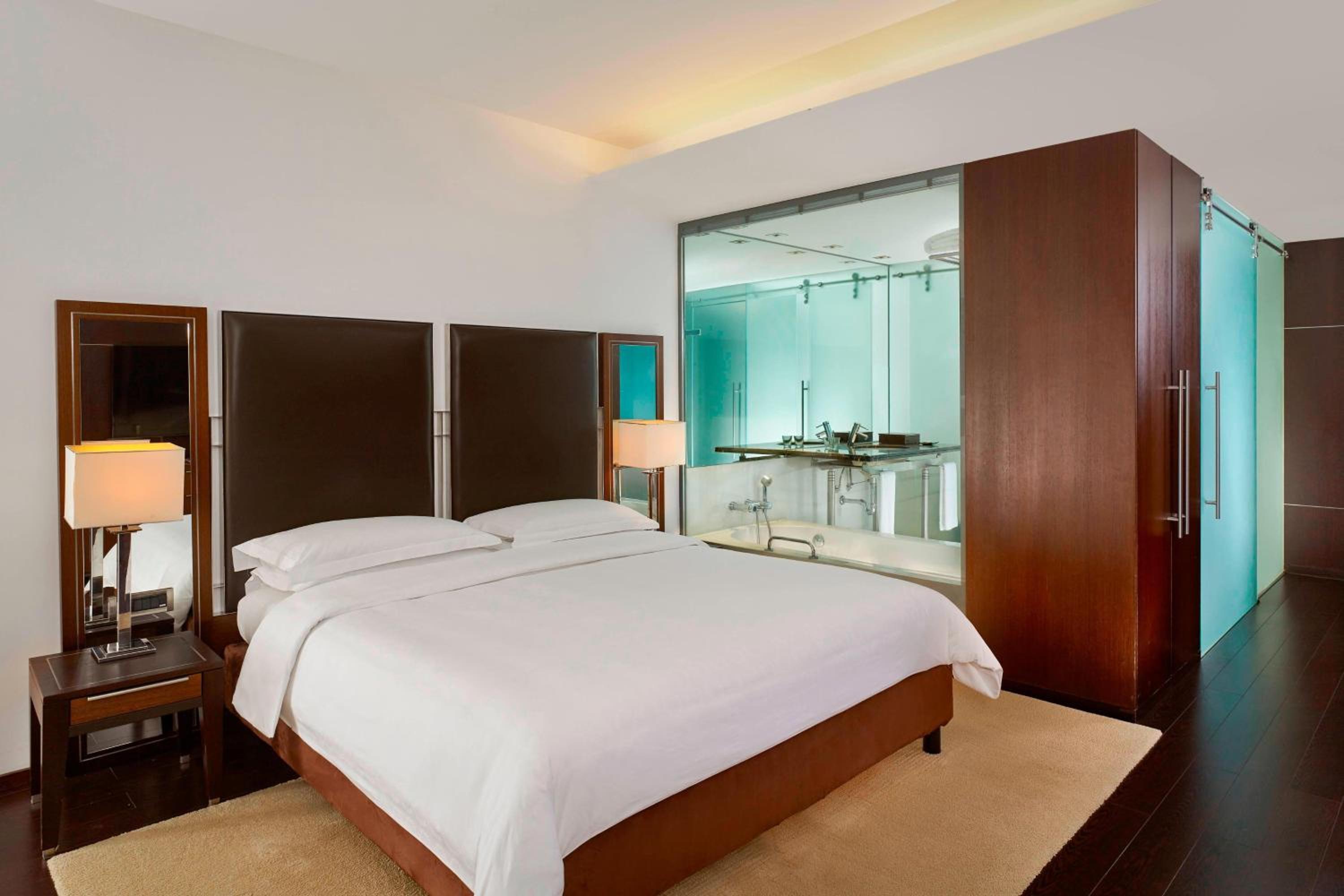 Premium Deluxe, Guest room, 1 Queen, Mid floor - Photo 2