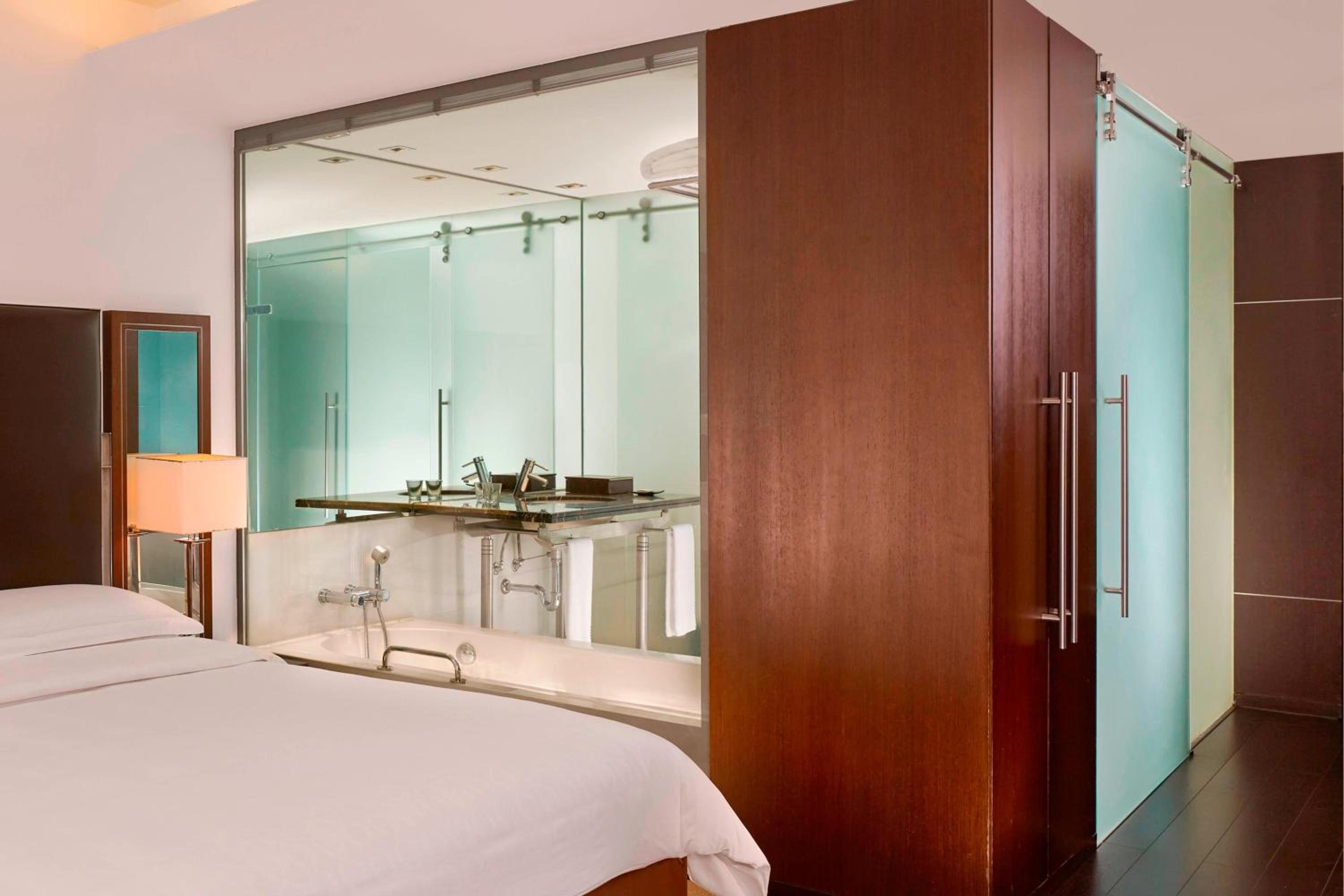 Premium Deluxe, Guest room, 1 Queen, Mid floor - Photo 3