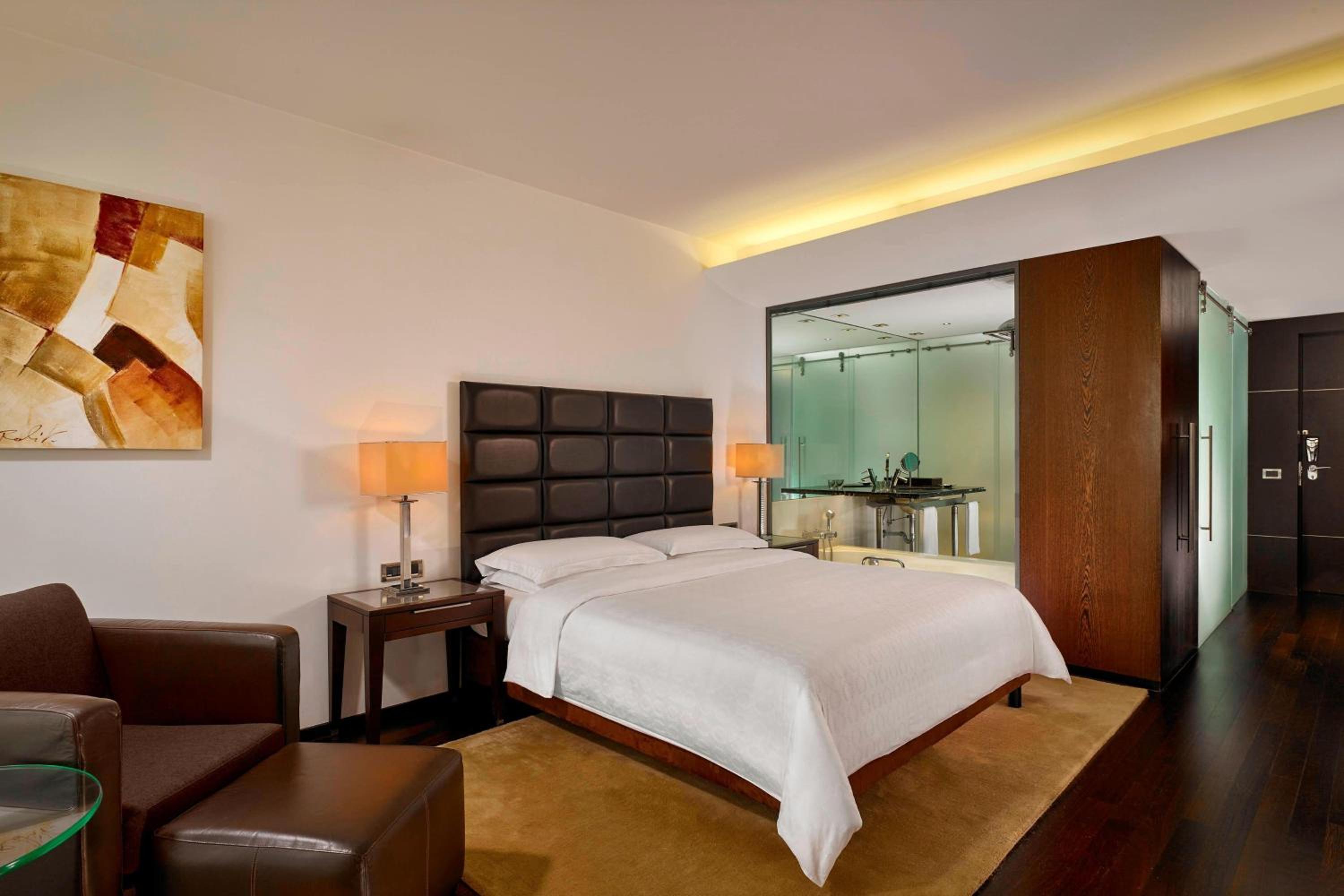 Club, Club Lounge and Spa access level, Guest room, 1 Queen - Photo 1