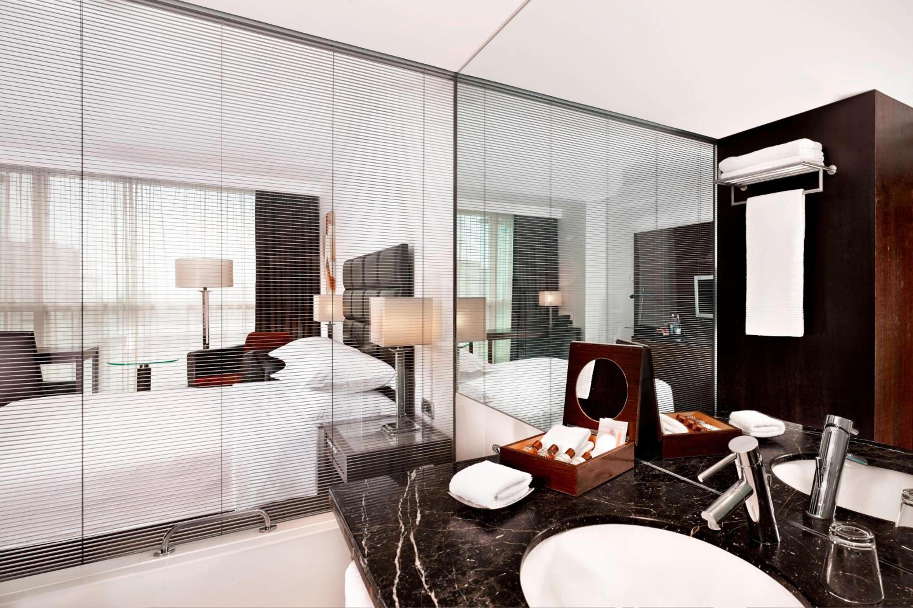 Club, Club Lounge and Spa access level, Guest room, 1 Queen - Photo 4