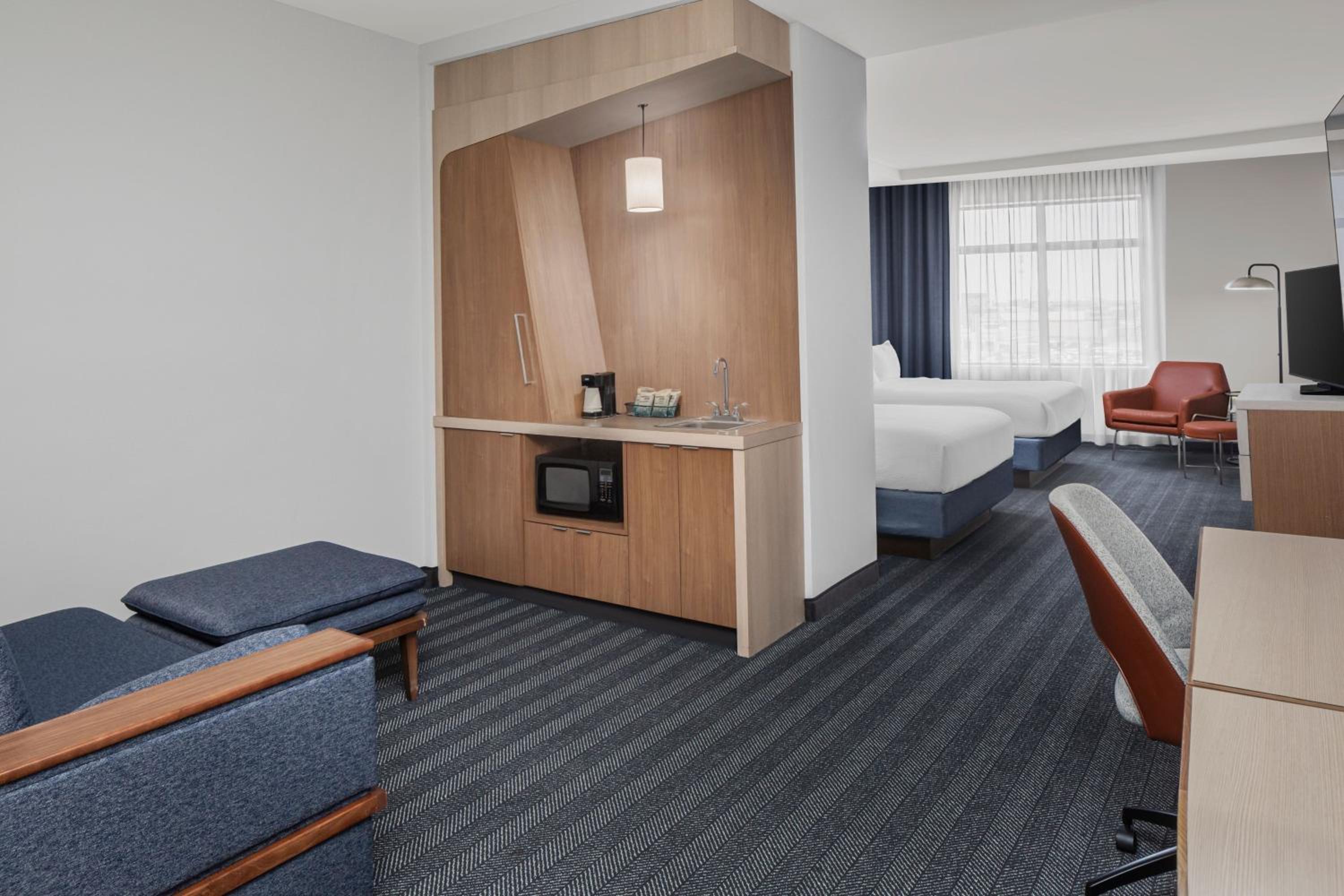 1 Bedroom Suite, 2 Queen, Sofa bed