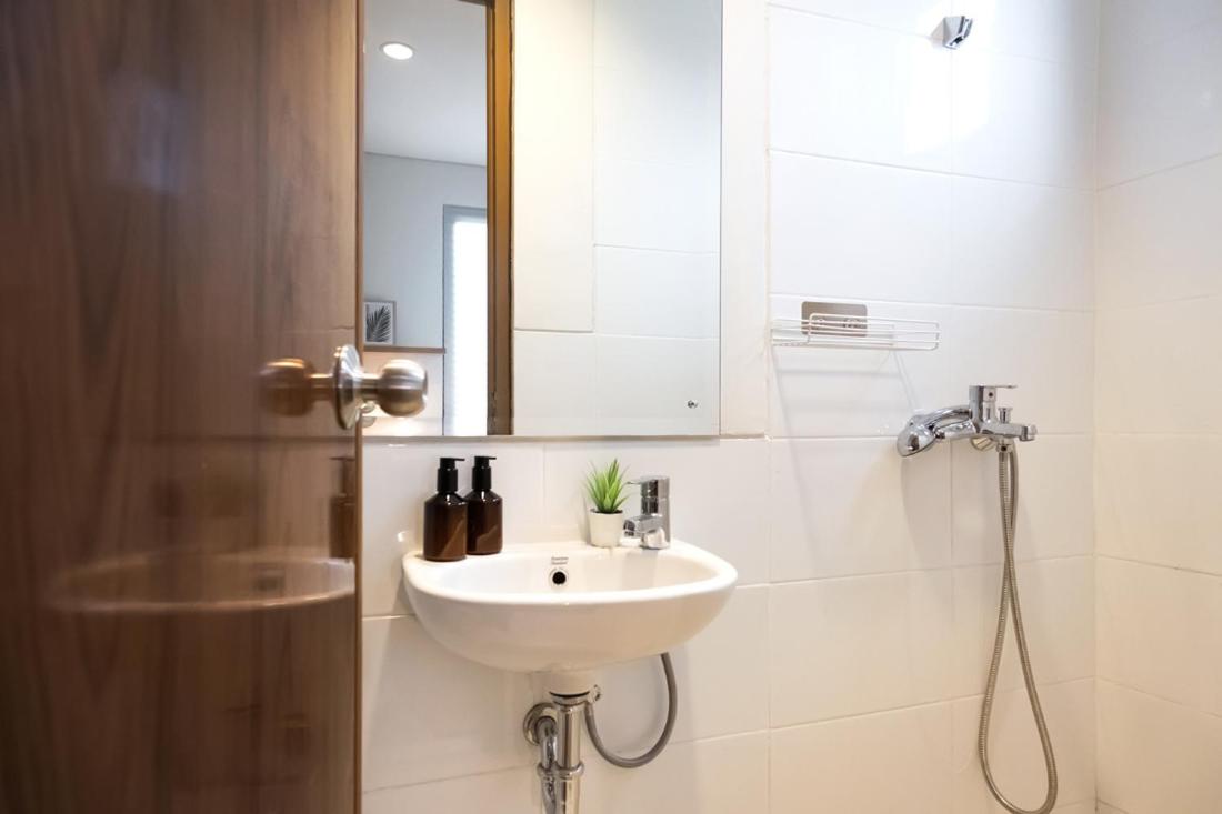 Single Room with Private Bathroom photo 2