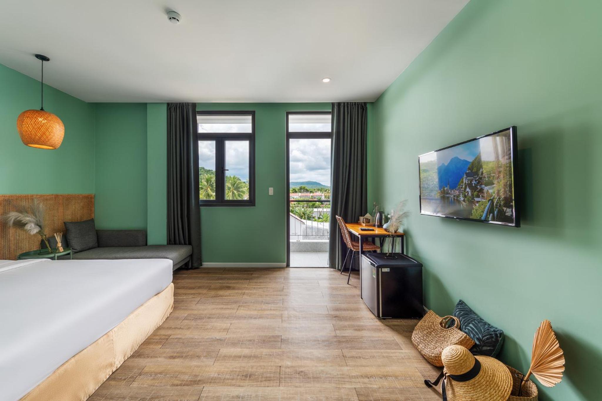 Deluxe Double Room with Balcony - Photo 18