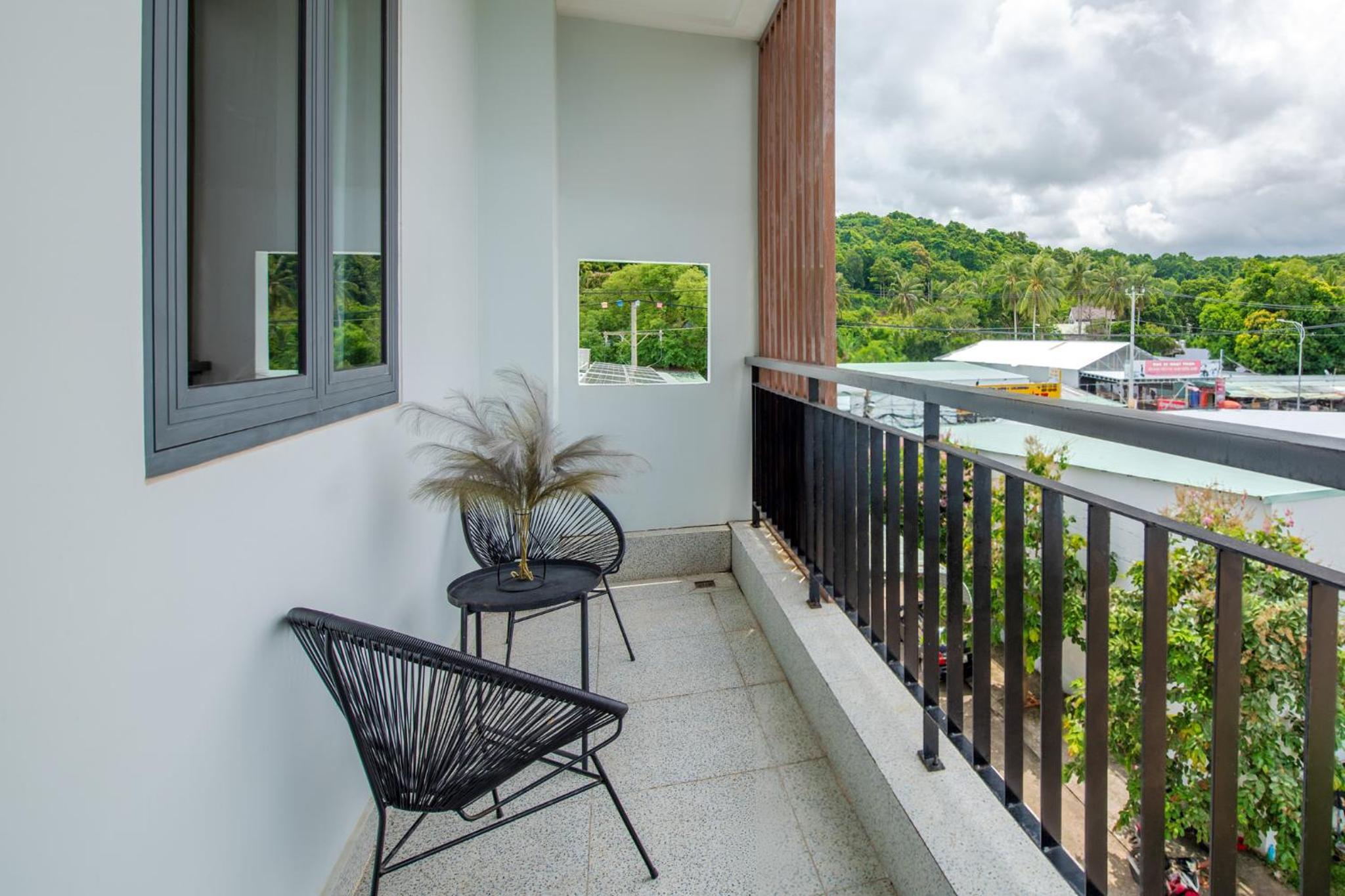 Deluxe Double Room with Balcony - Photo 7