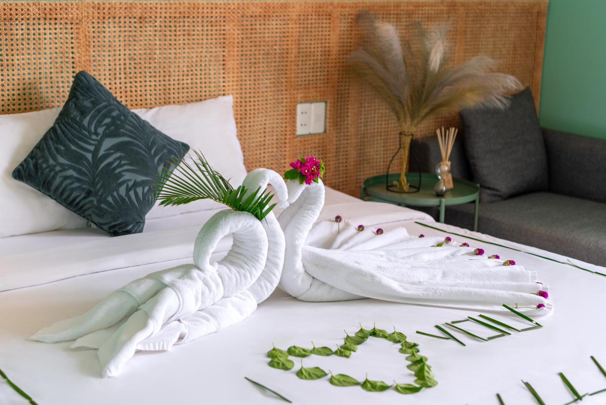 Deluxe Double Room with Balcony - Photo 6