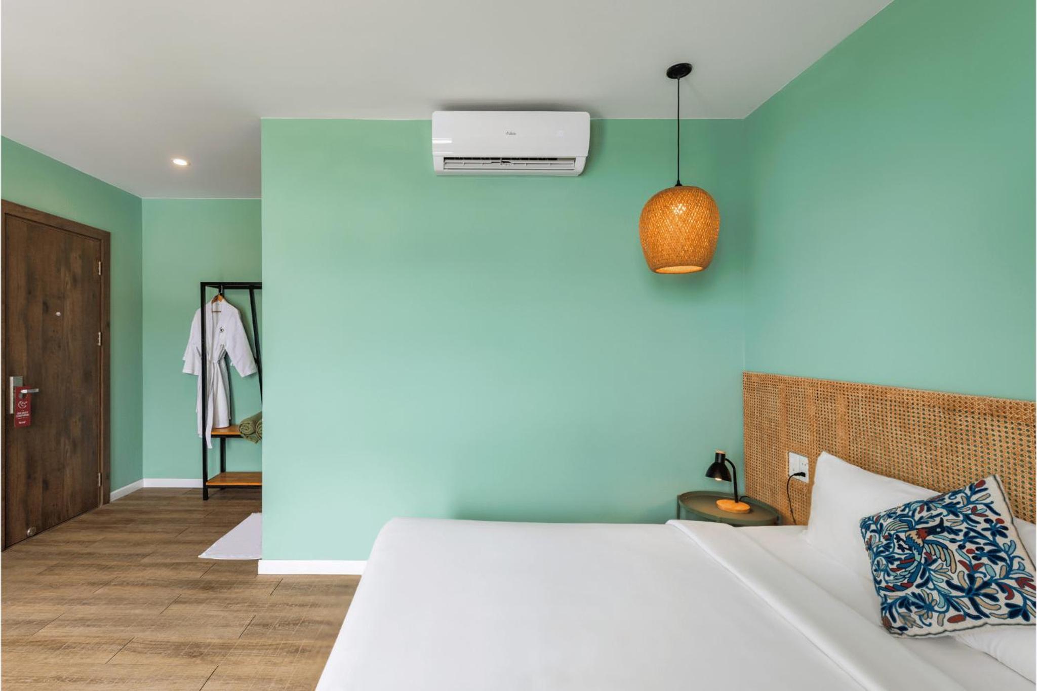 Deluxe Double Room with Balcony - Photo 21