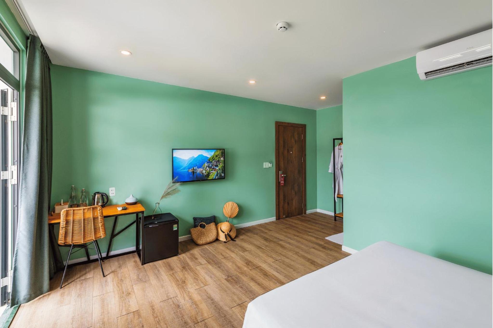 Deluxe Double Room with Balcony - Photo 17
