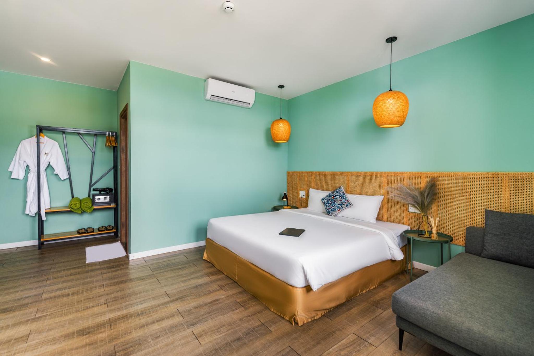 Deluxe Double Room with Balcony - Photo 16