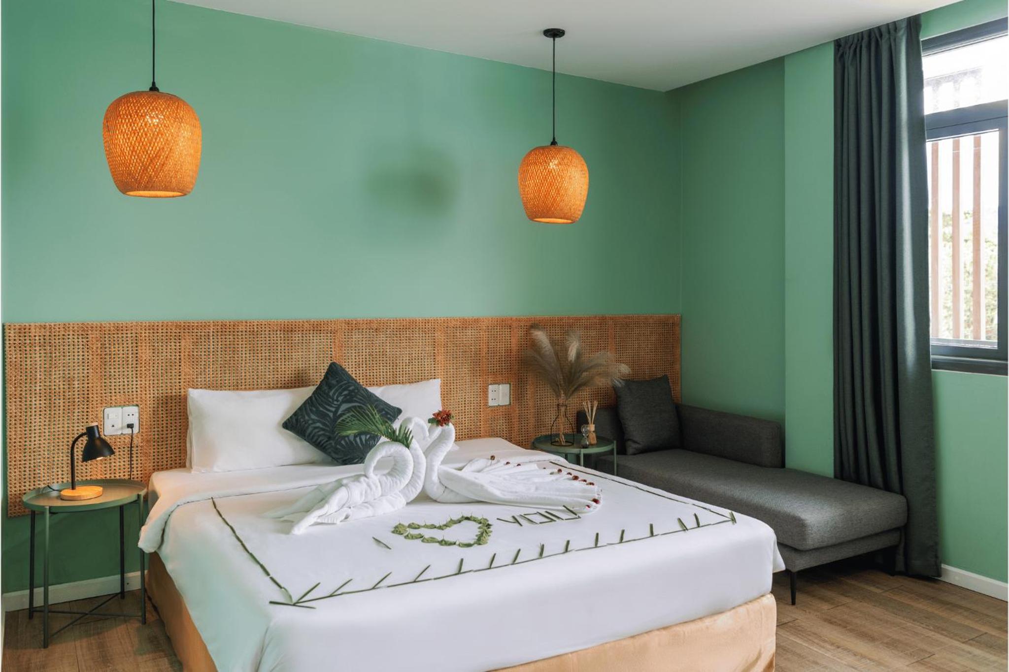 Deluxe Double Room with Balcony - Photo 4