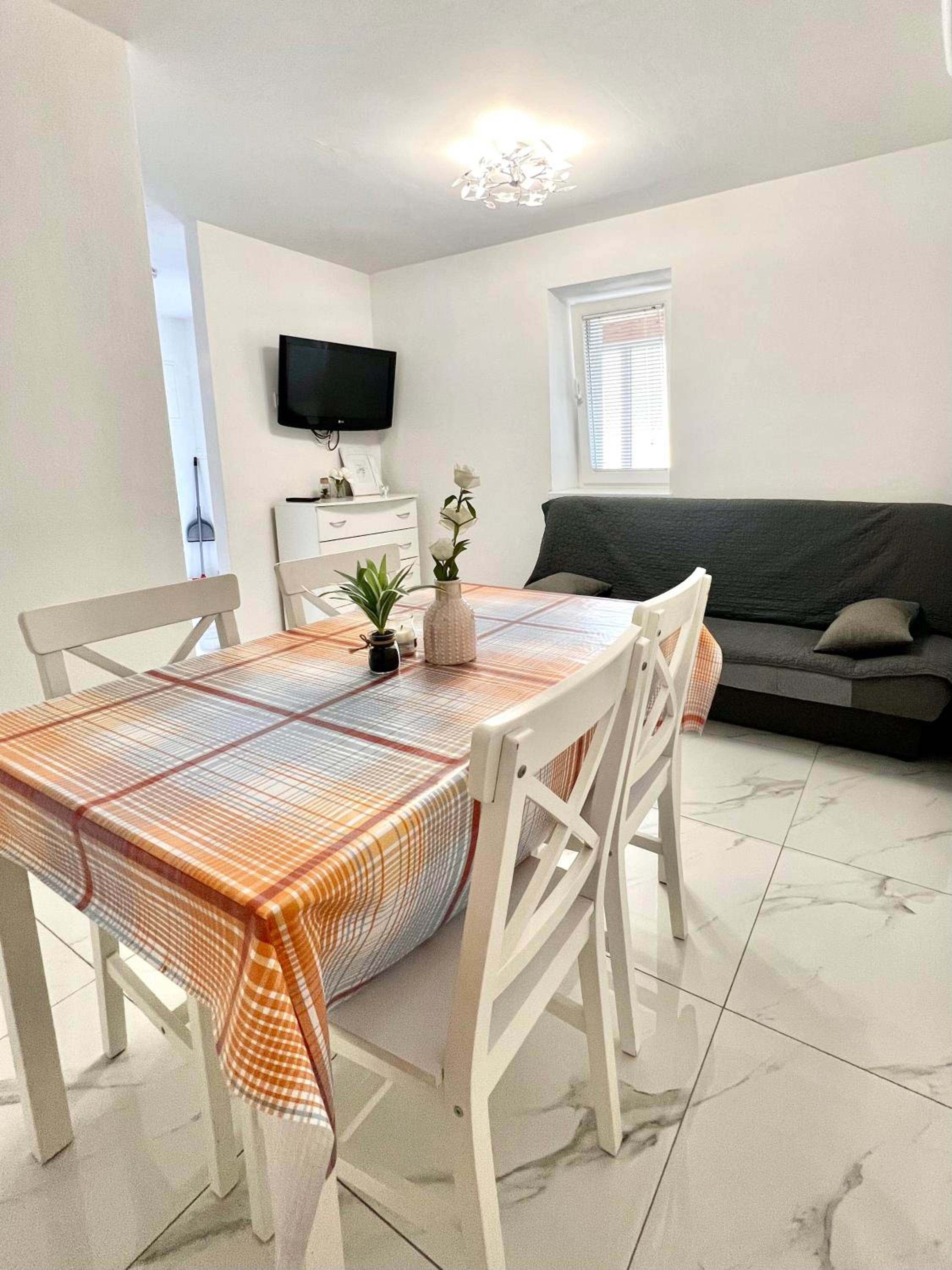 Apartment with Terrace - Photo 8
