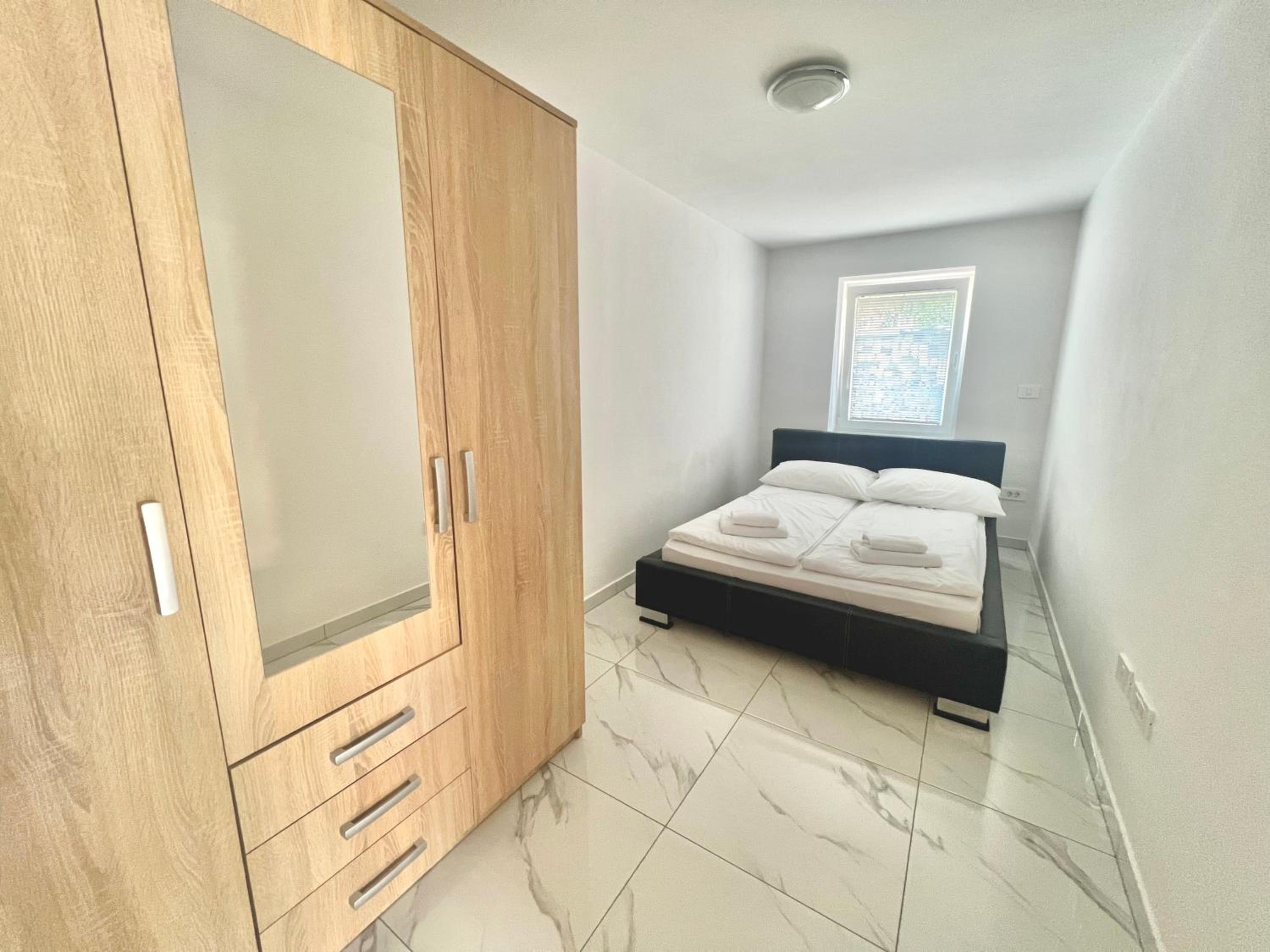 Apartment with Terrace - Photo 11