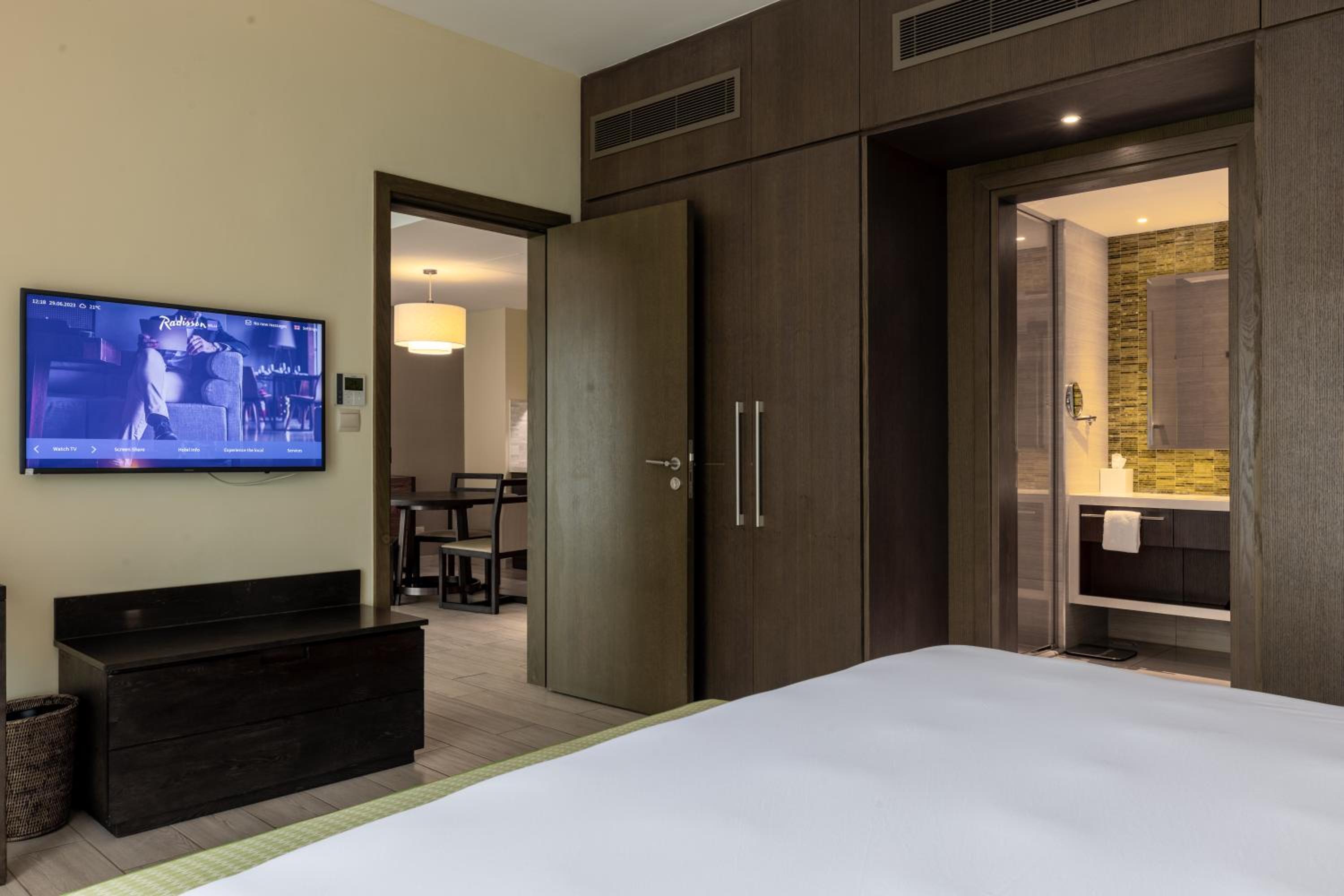 One-Bedroom Suite - Pool View & Lounge Access - Photo 11