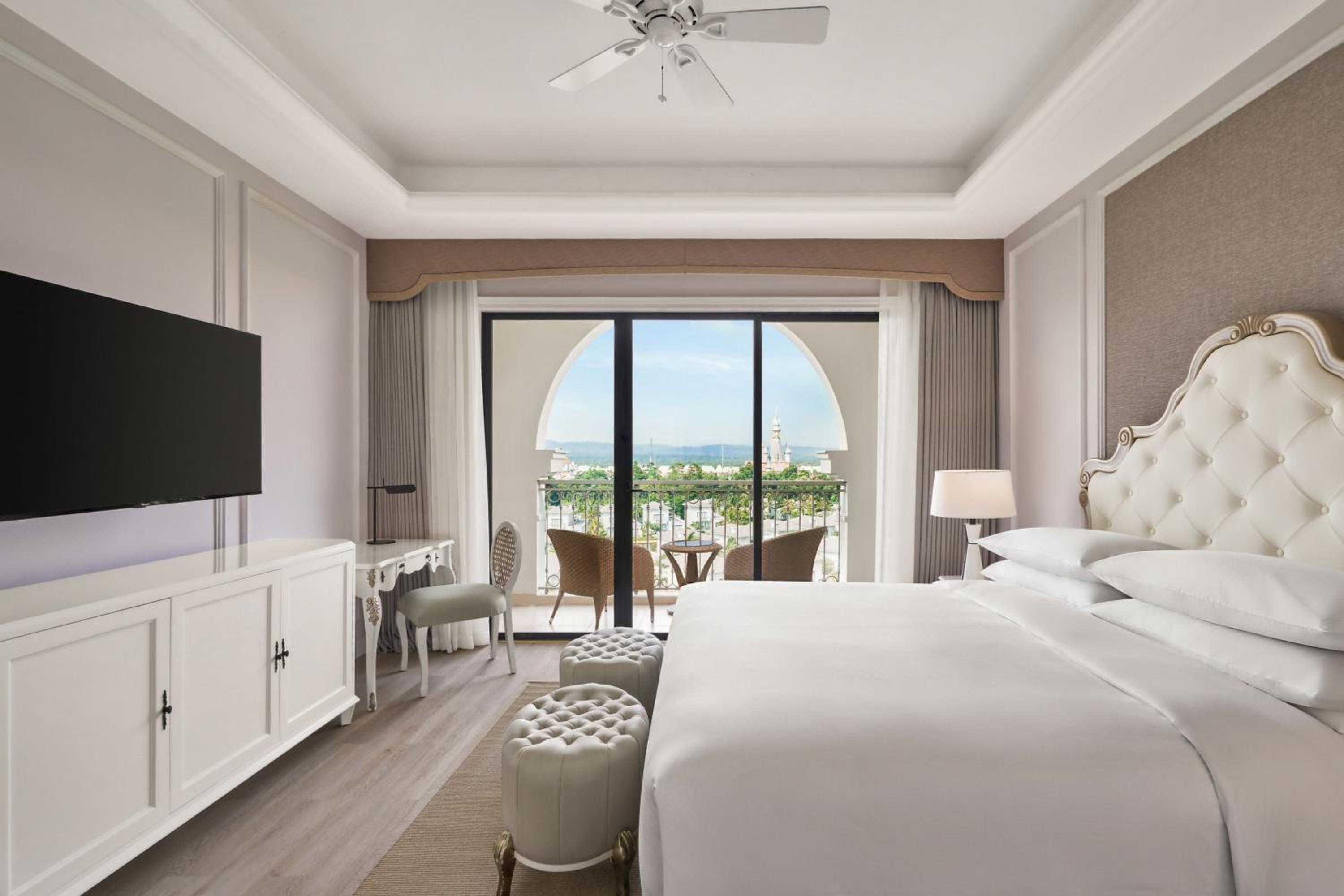 One-Bedroom Senior Suite with Garden View