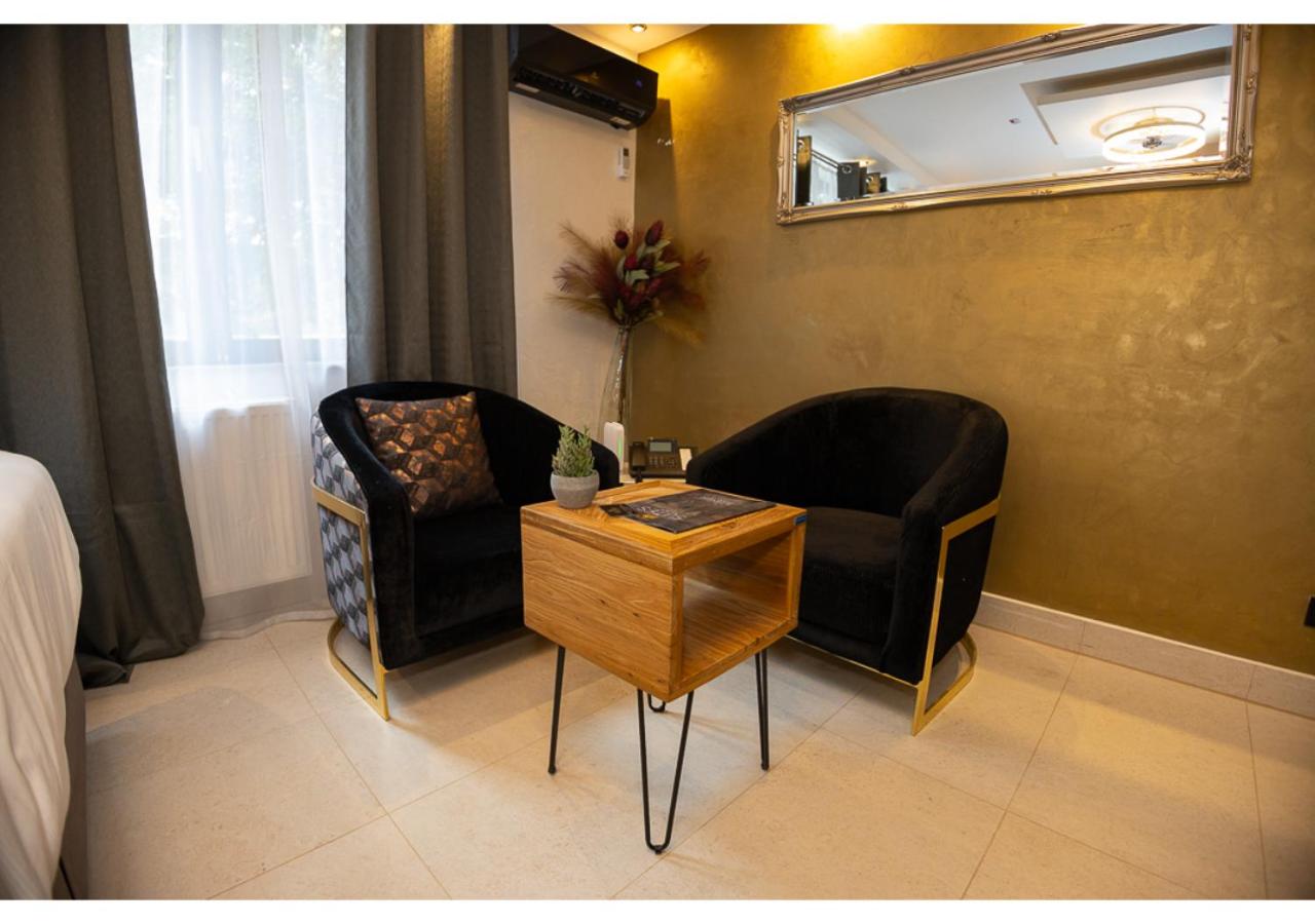 Deluxe King Suite photo 3