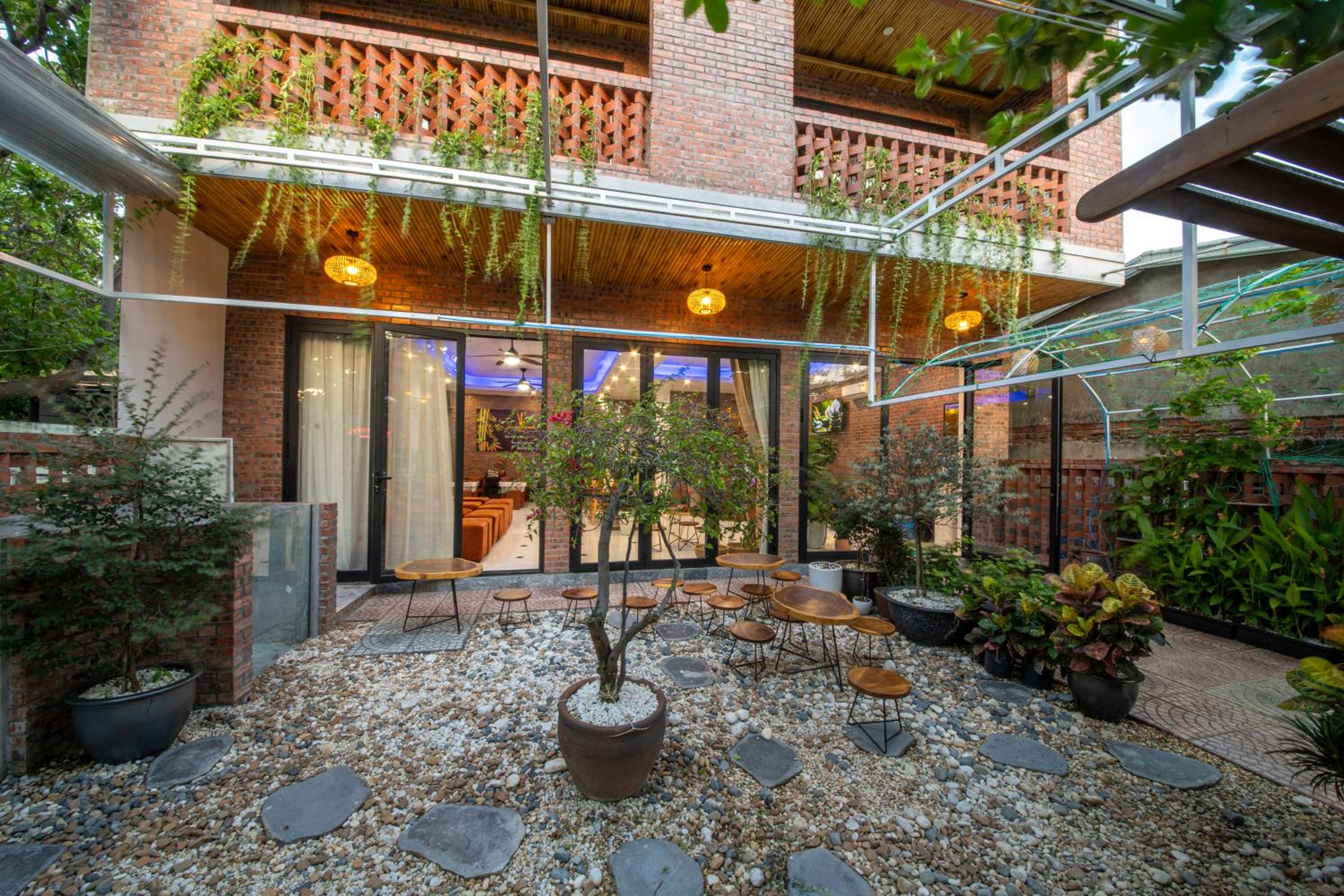Deluxe Double Room with Balcony - Photo 11