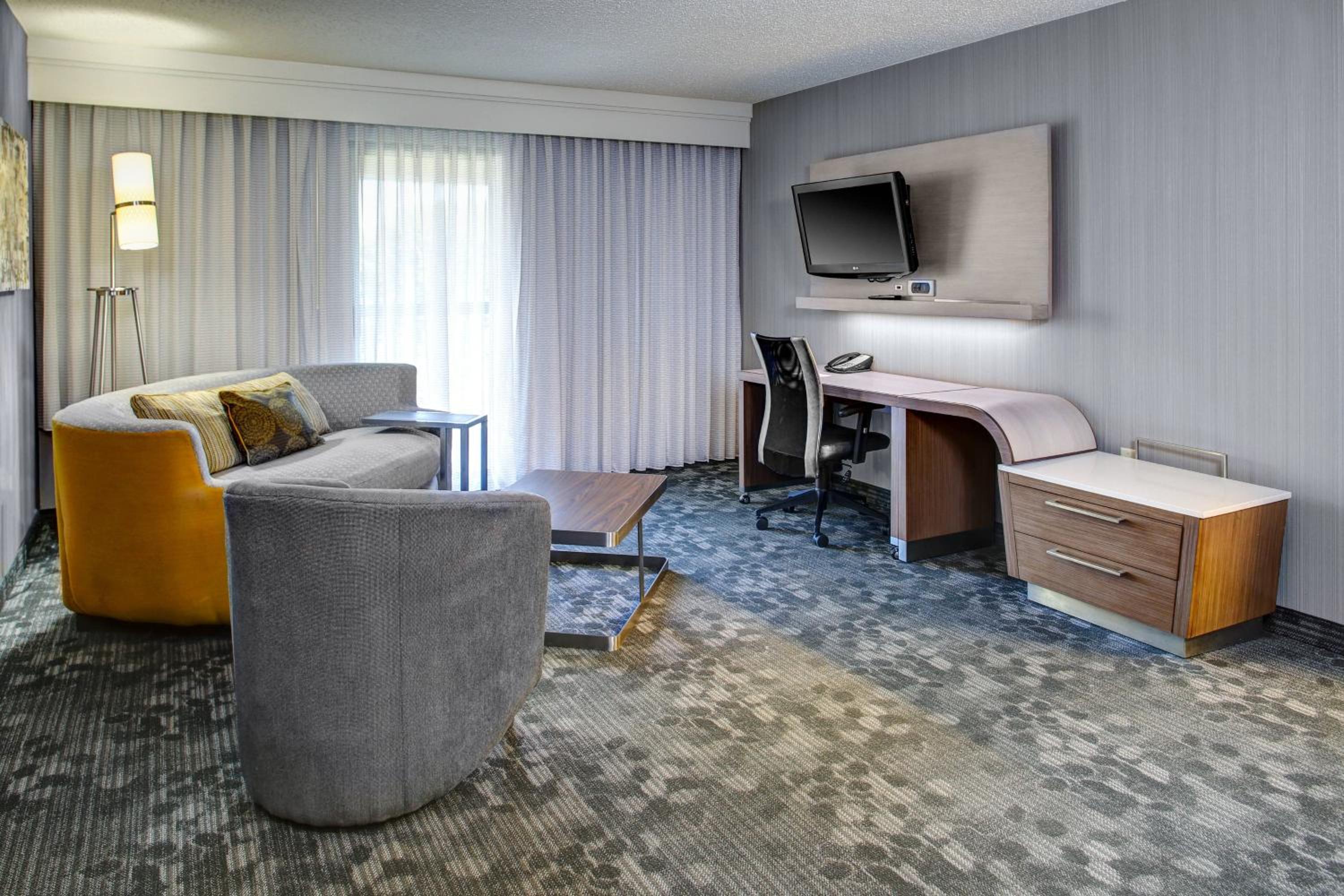 One-Bedroom King Suite with Sofa Bed - Photo 3