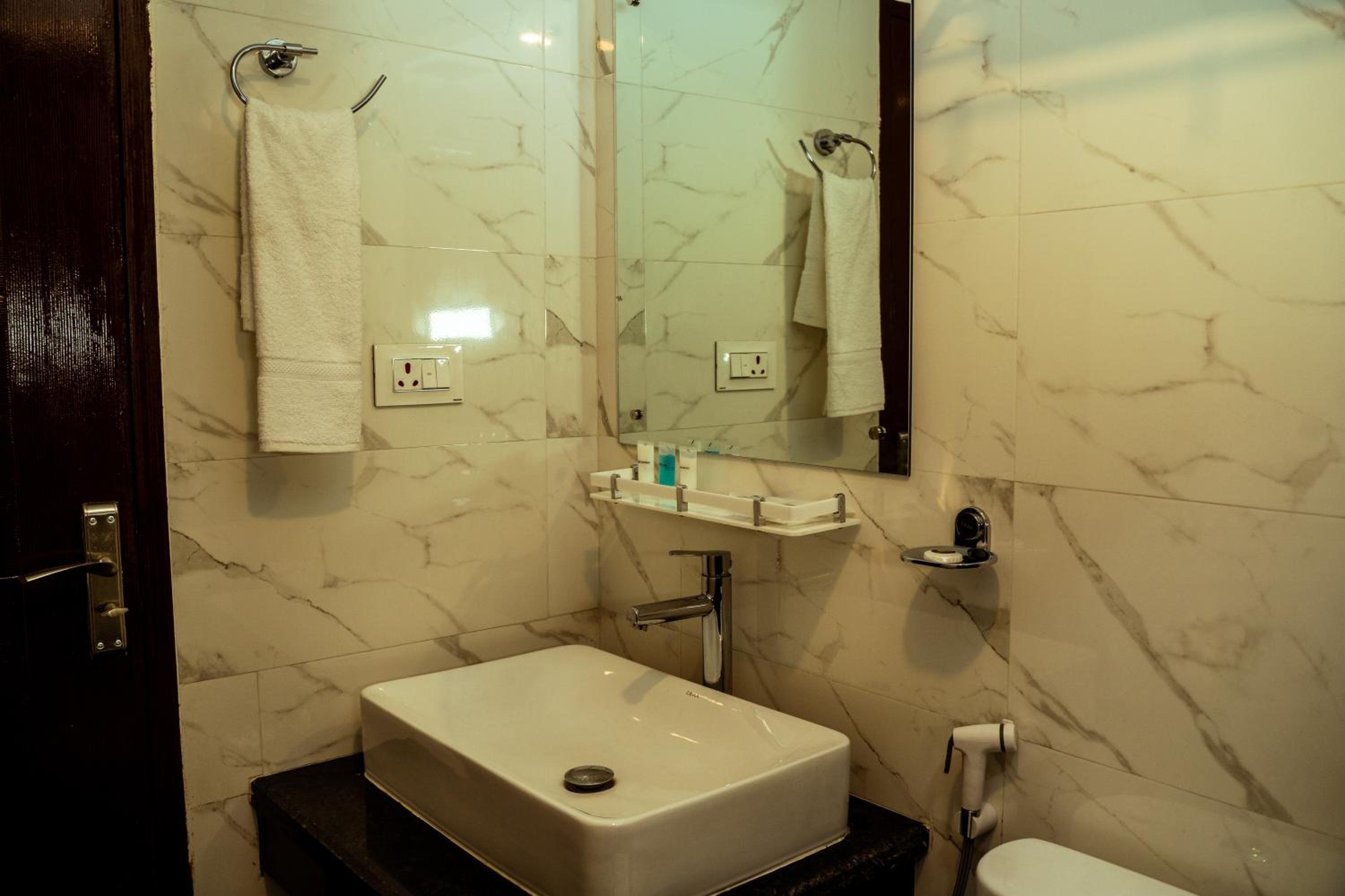 Deluxe Double Room - Photo 7