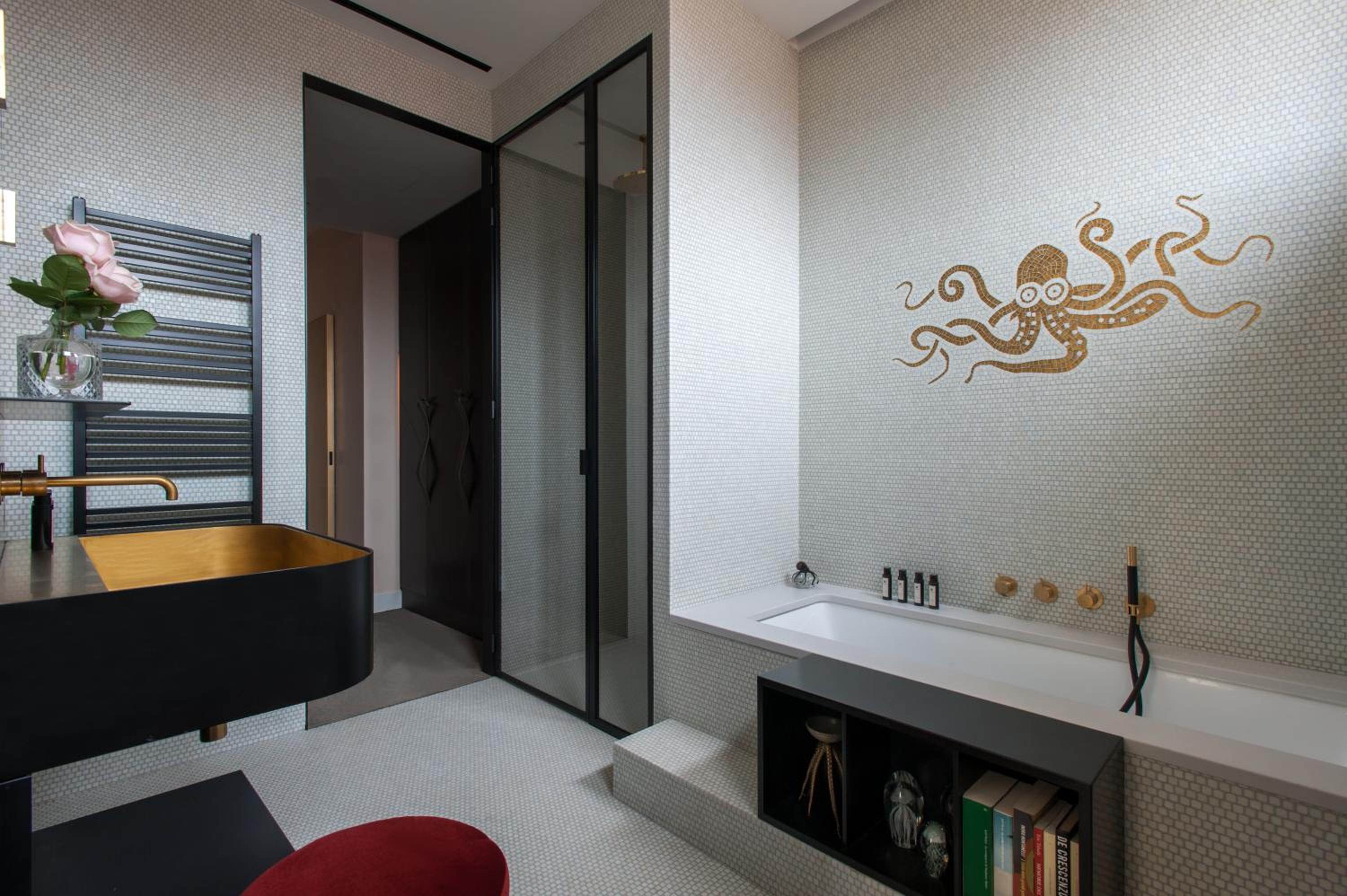 Deluxe Room thumbnail 6