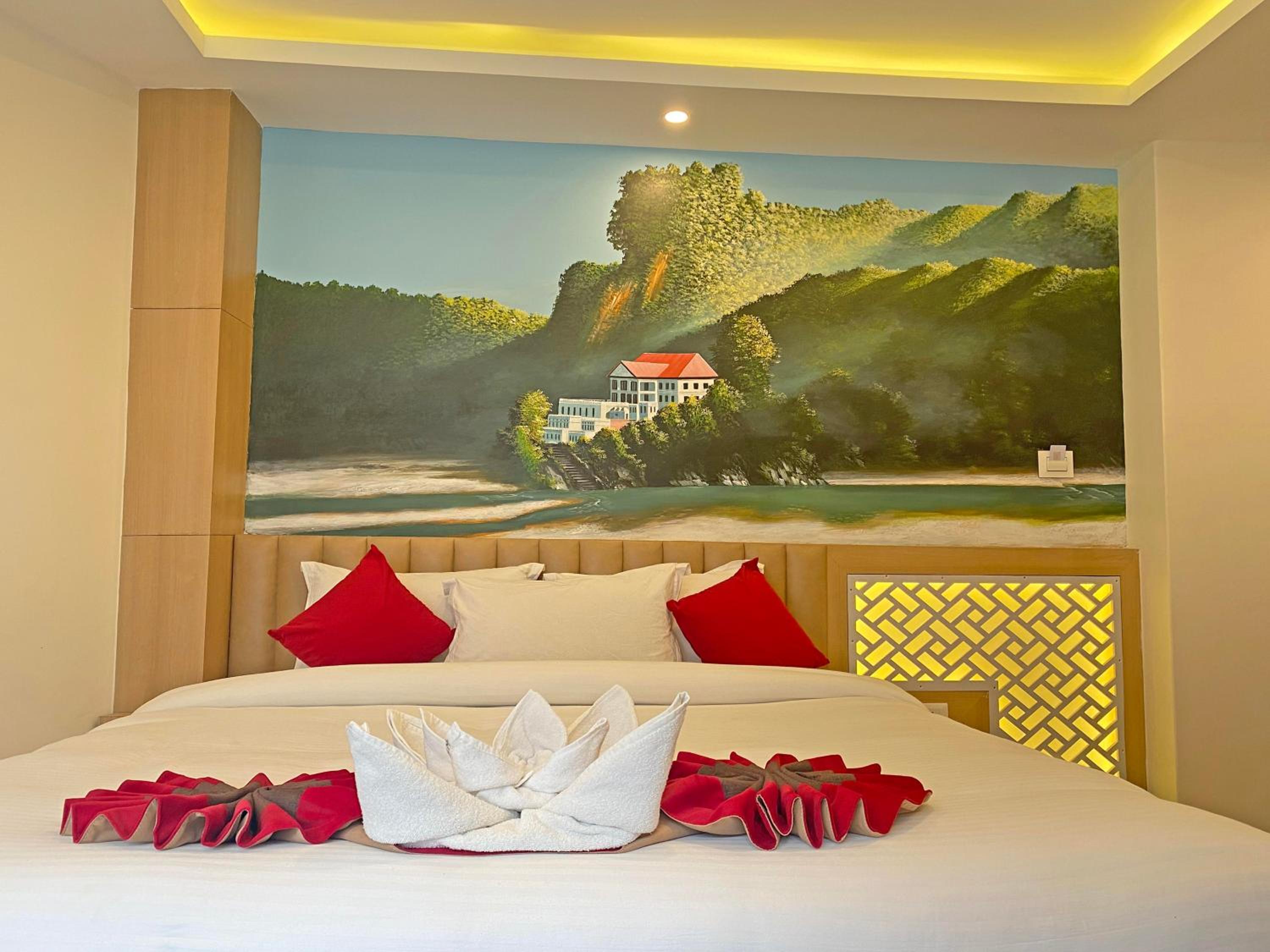 Deluxe Double Room (2 Adults + 1 Child) - Photo 1