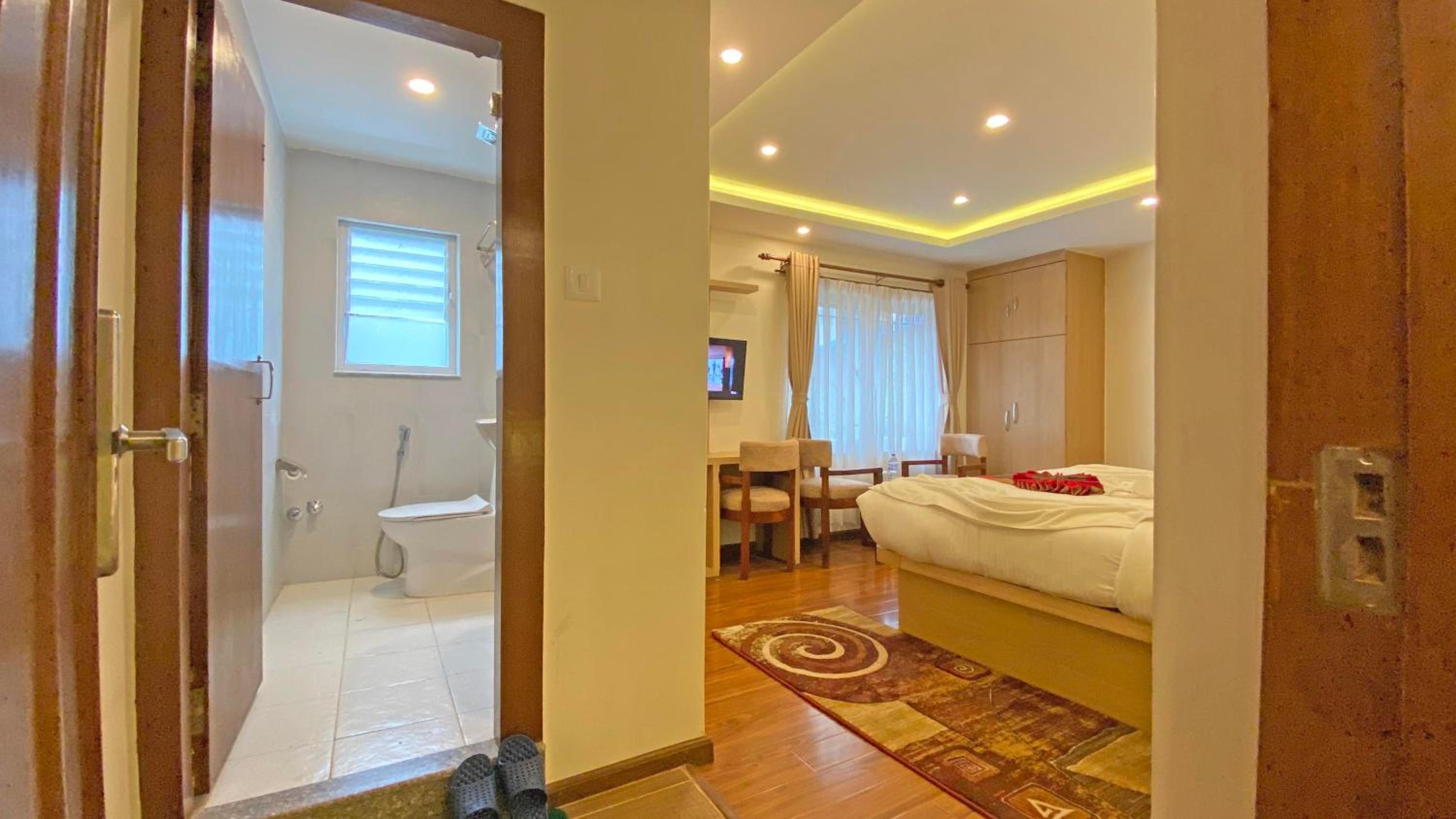 Deluxe Double Room (2 Adults + 1 Child) - Photo 9