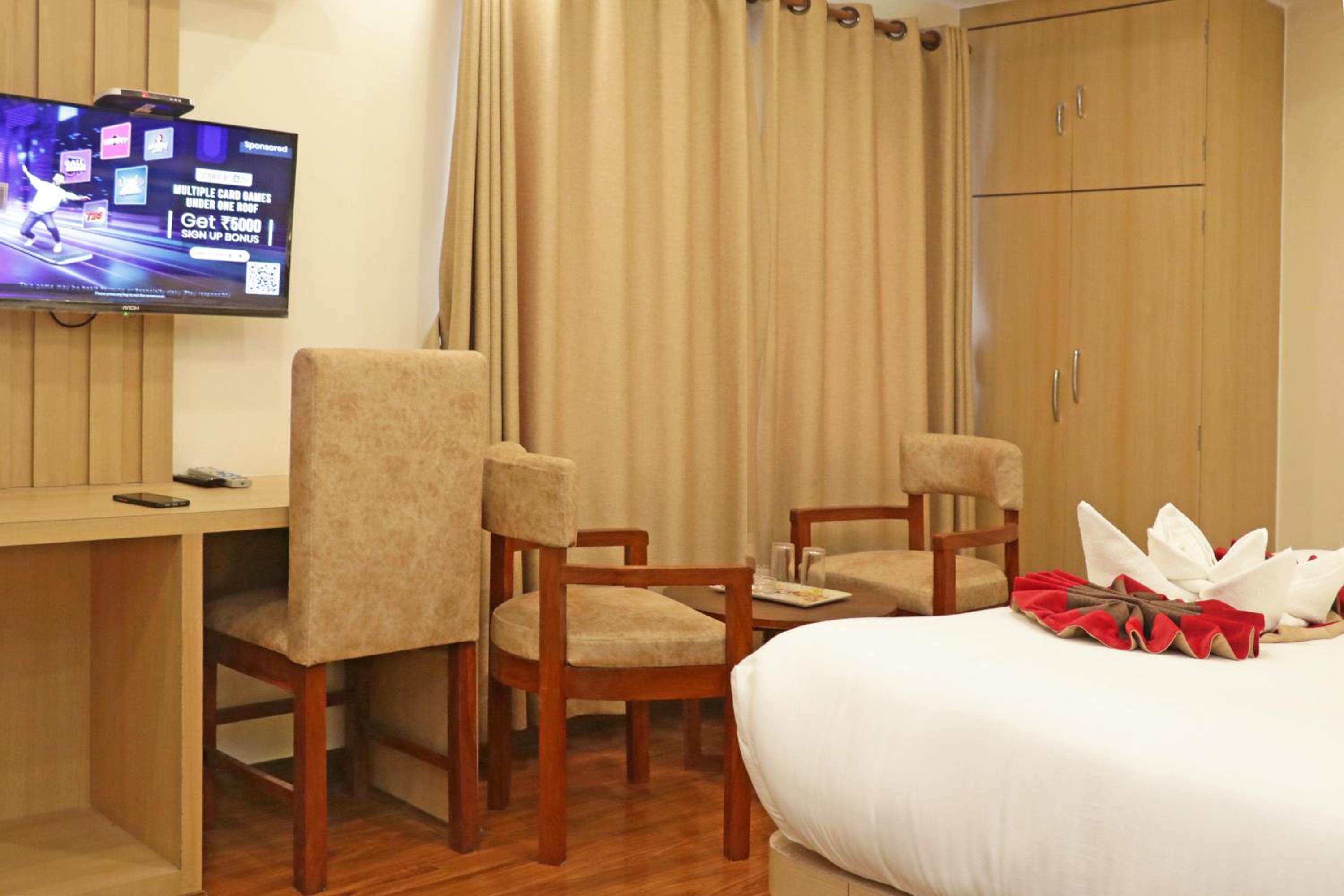 Deluxe Double Room (2 Adults + 1 Child) - Photo 4