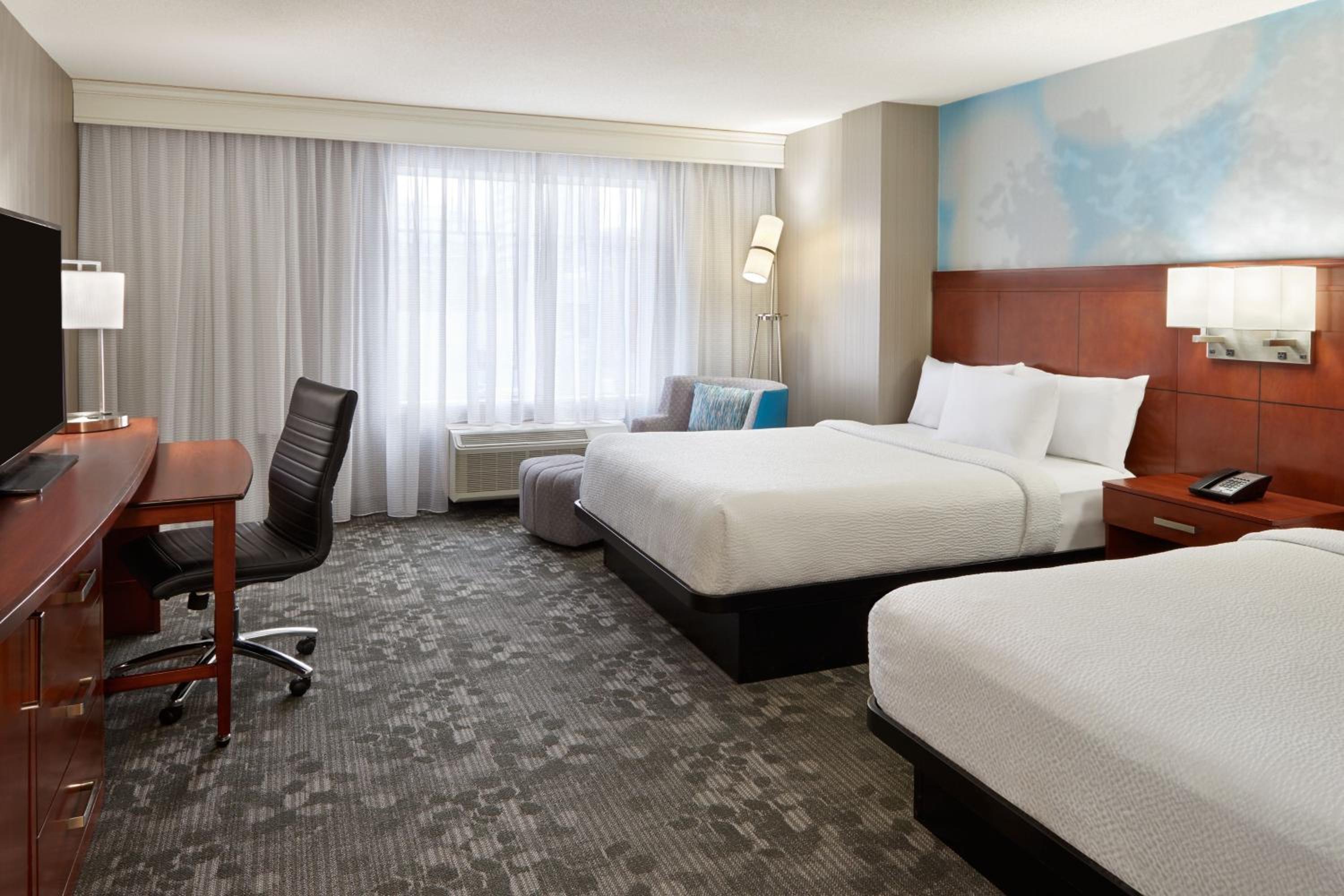 Queen Room with Two Queen Beds - Photo 3