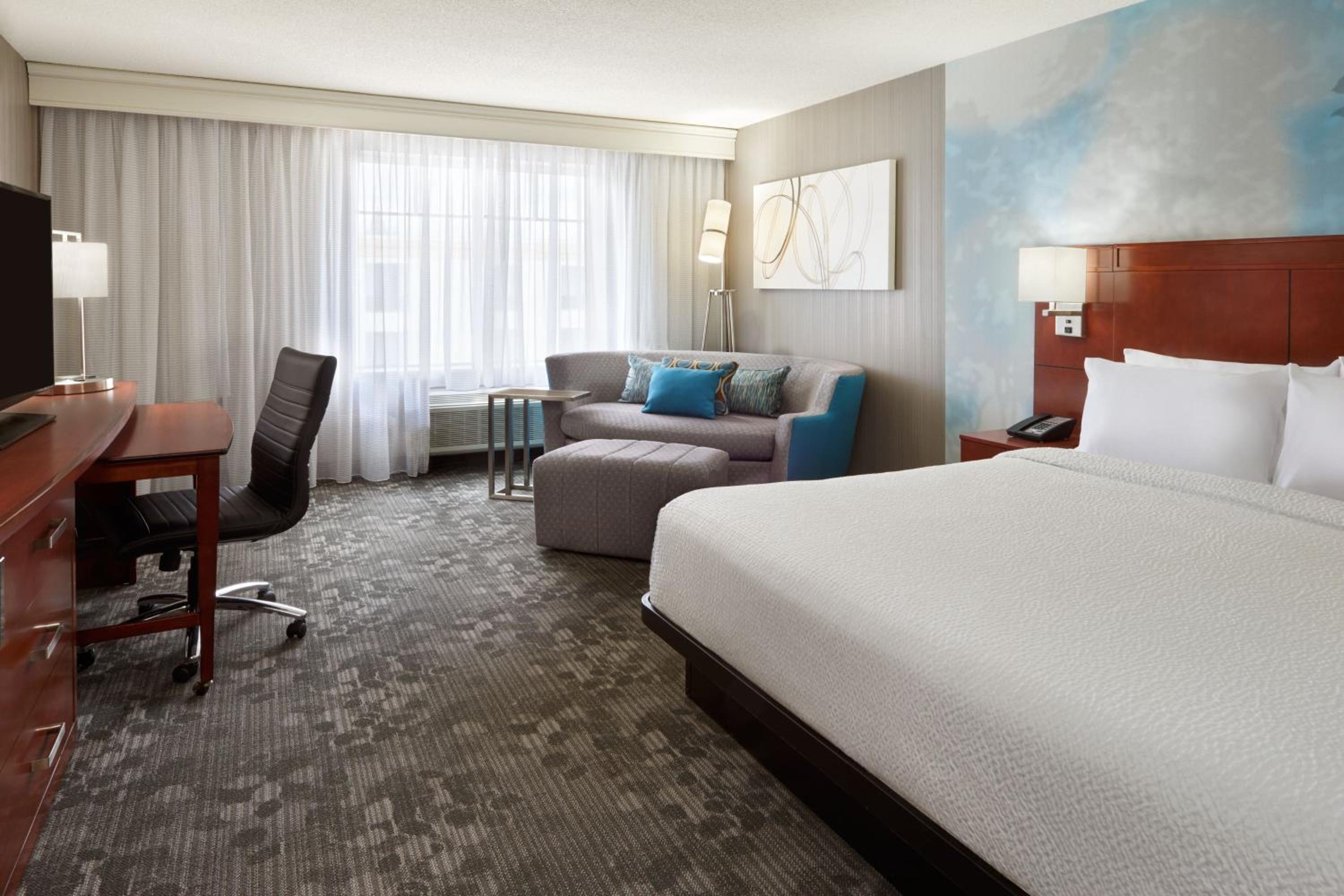 King Room with Sofa Bed - Photo 1