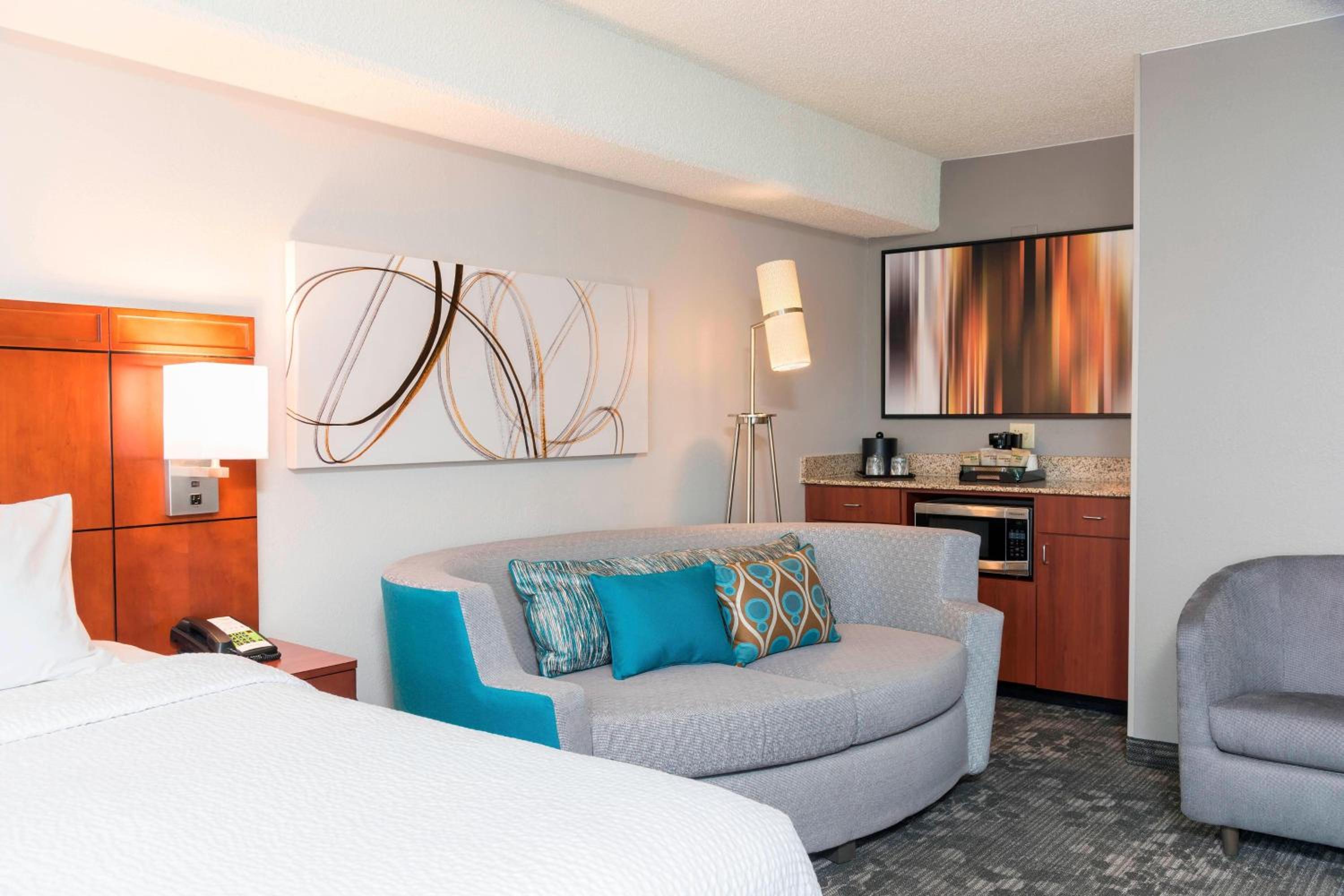 Executive Suite, 1 King, Sofa bed - Photo 2