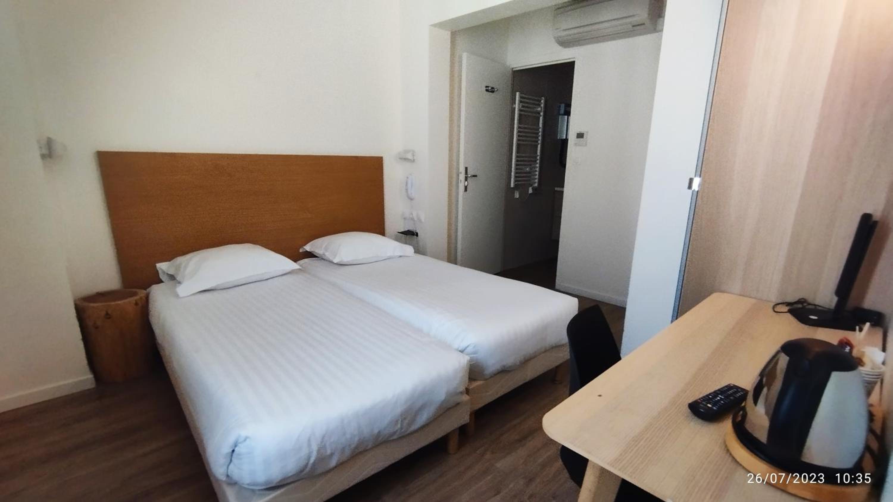 Twin Room - Photo 2