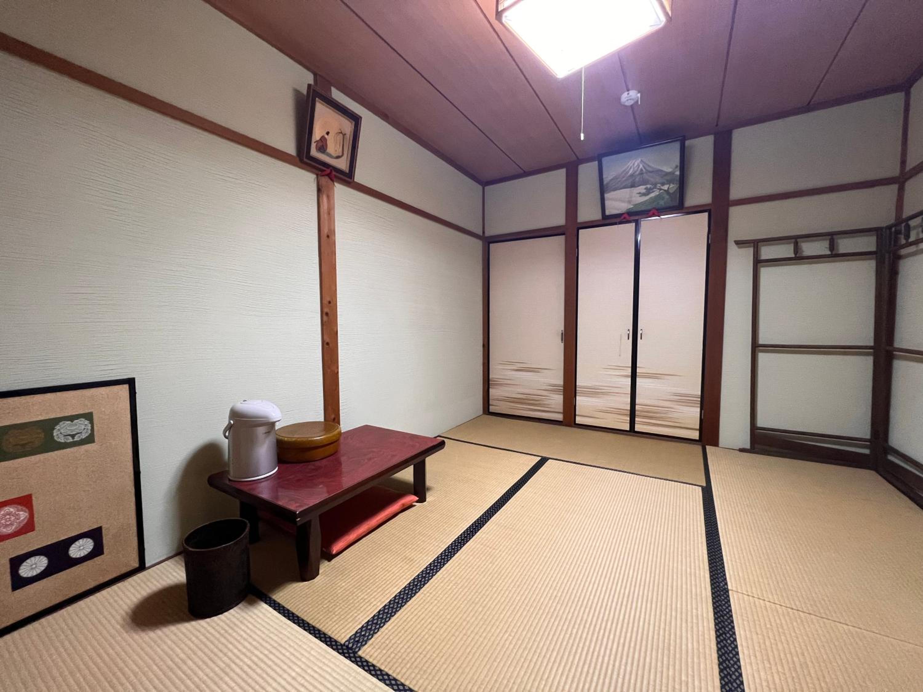 Japanese Style Room with Shared Bathroom and Toilet - No Window - Photo 4