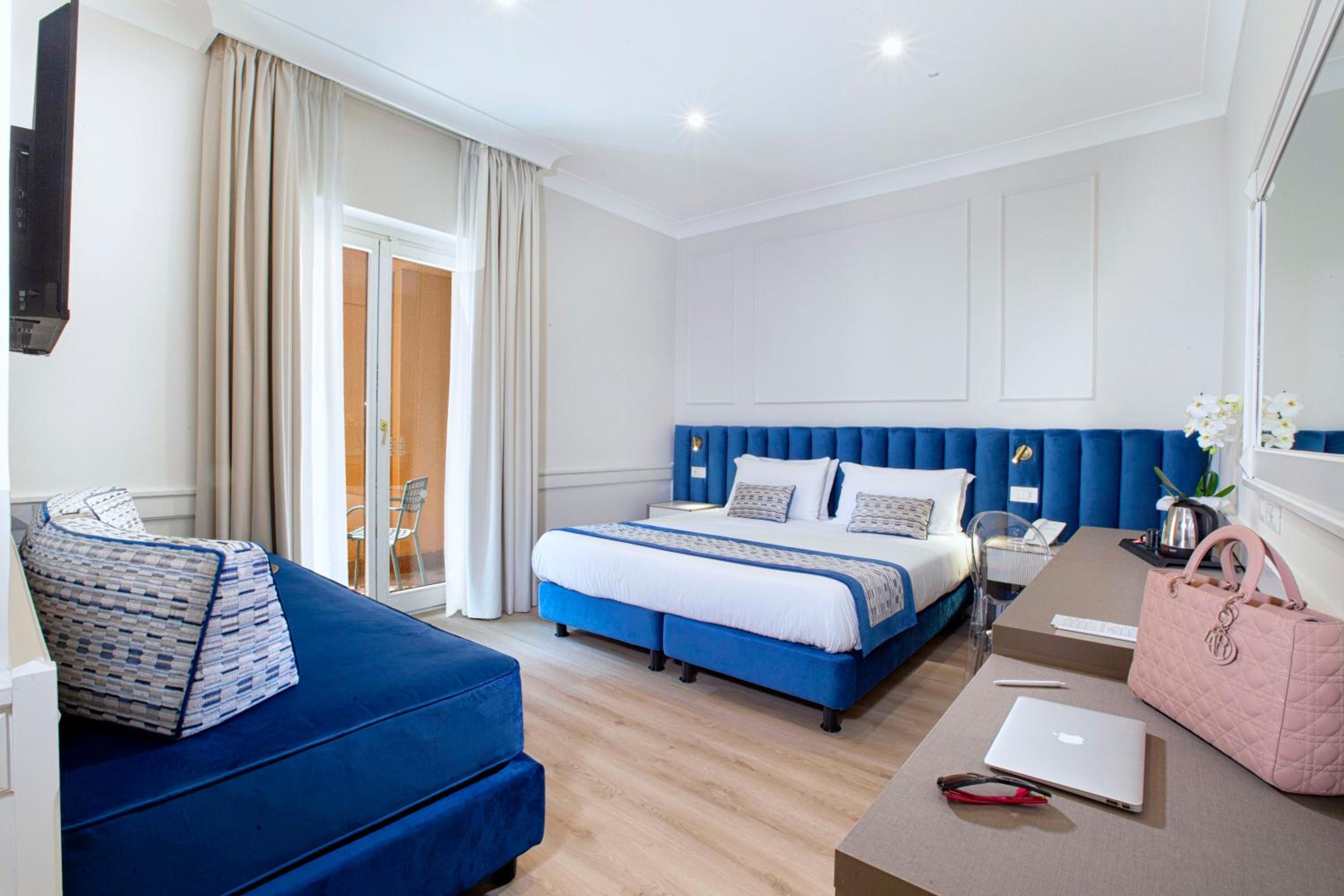 Deluxe Double or Twin Room with Balcony thumbnail 6