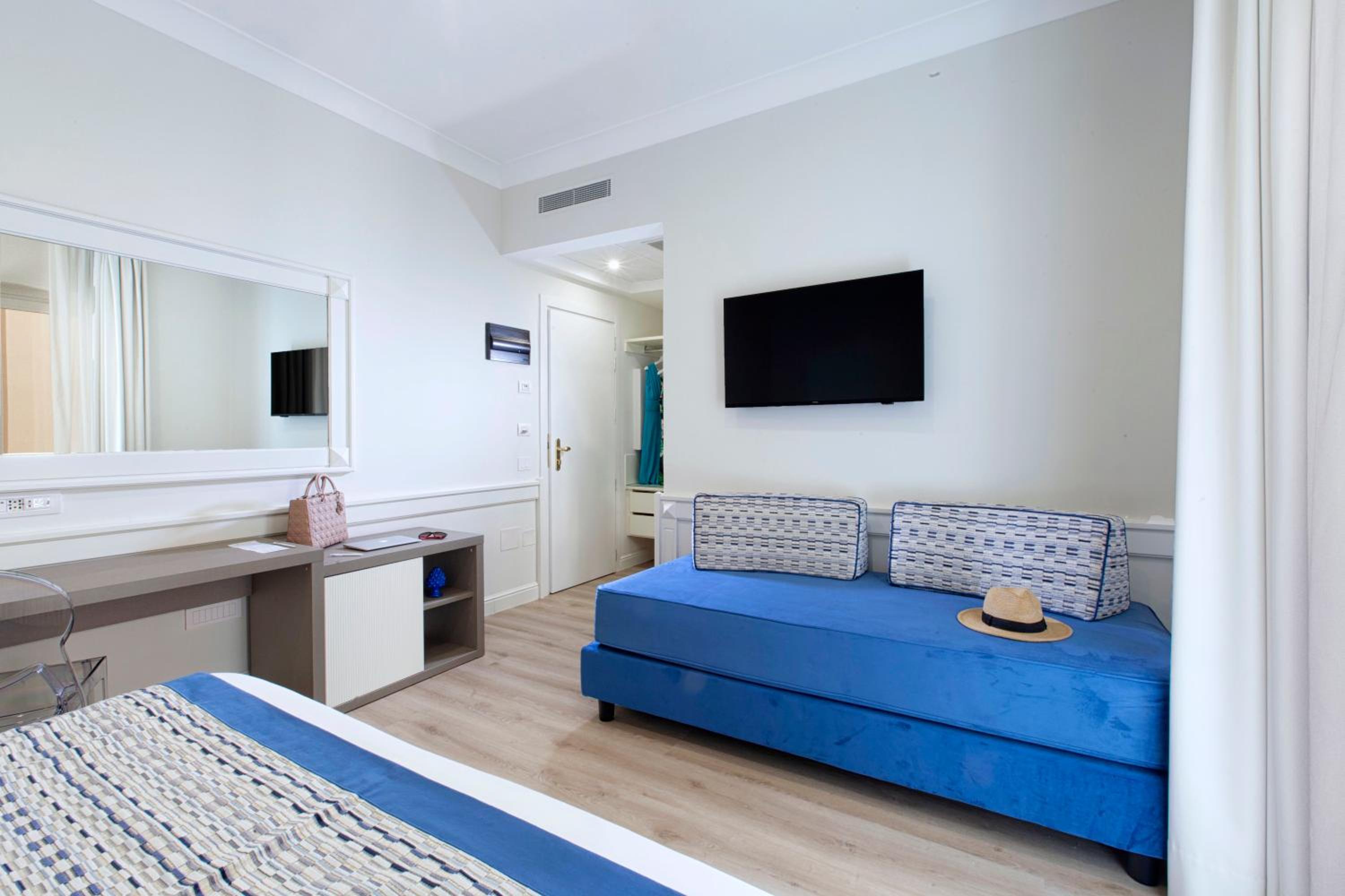 Deluxe Double or Twin Room with Balcony thumbnail 6