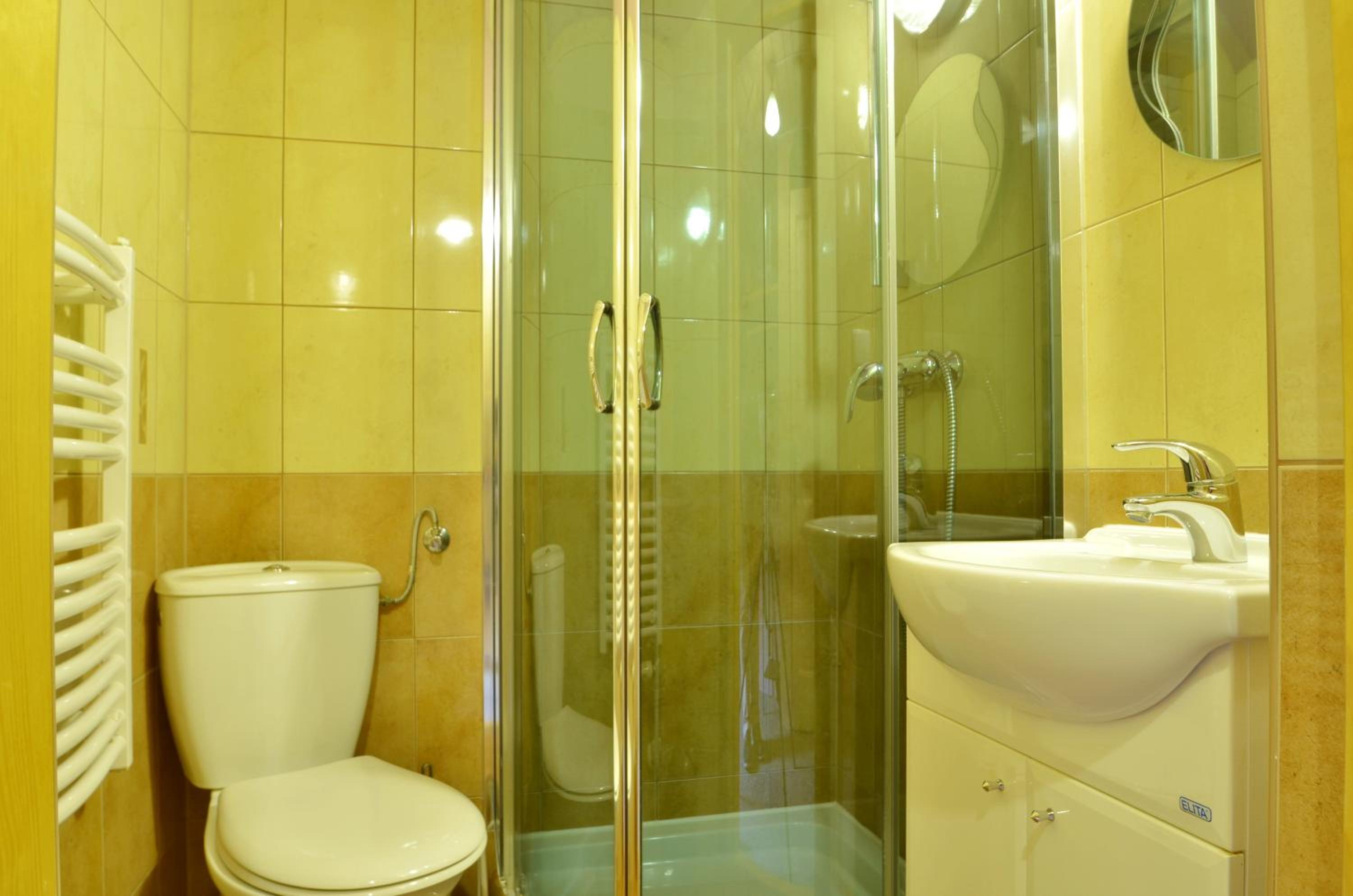 Quadruple Room with Private Bathroom - Photo 2