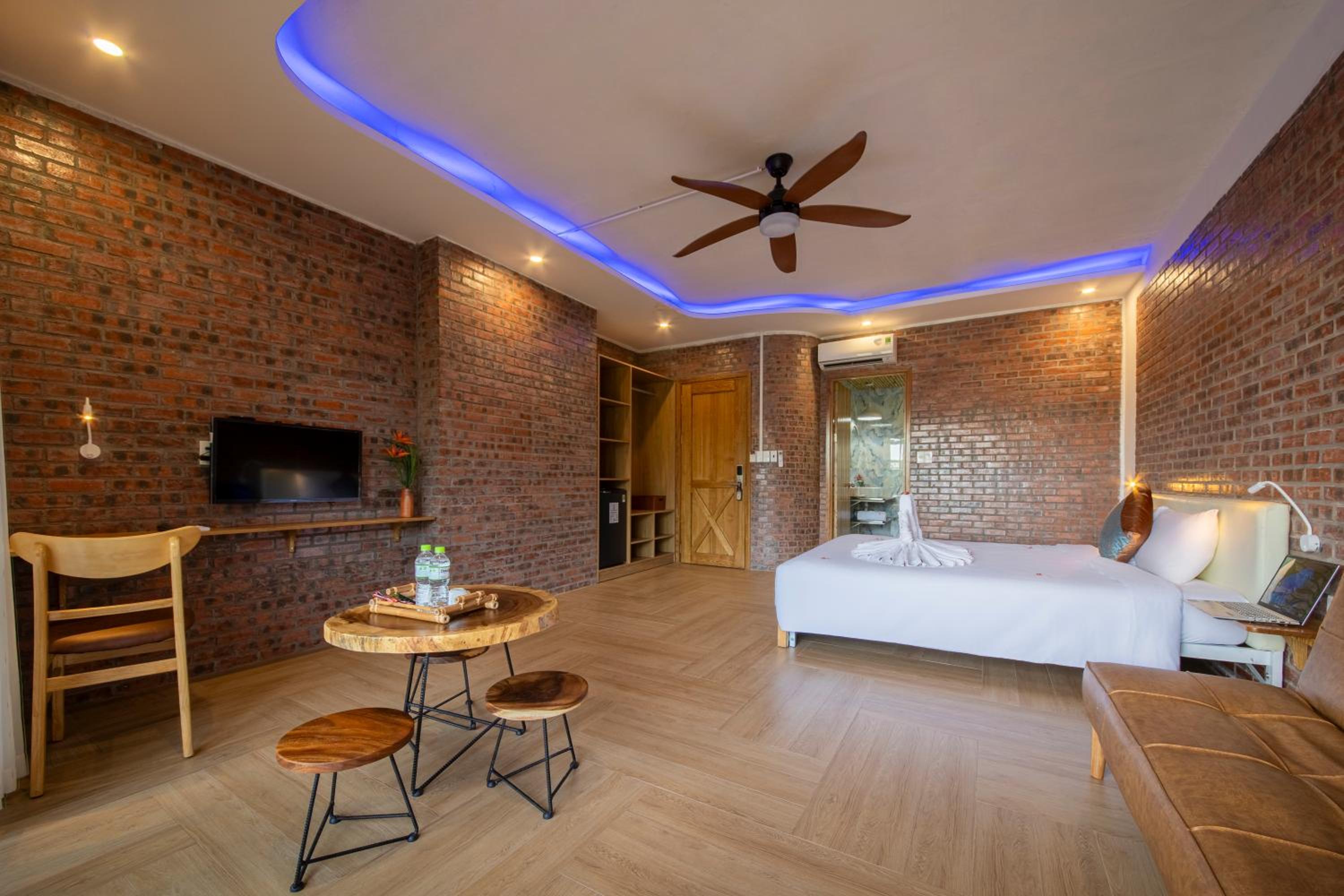 Deluxe Double Room with Balcony - Photo 3