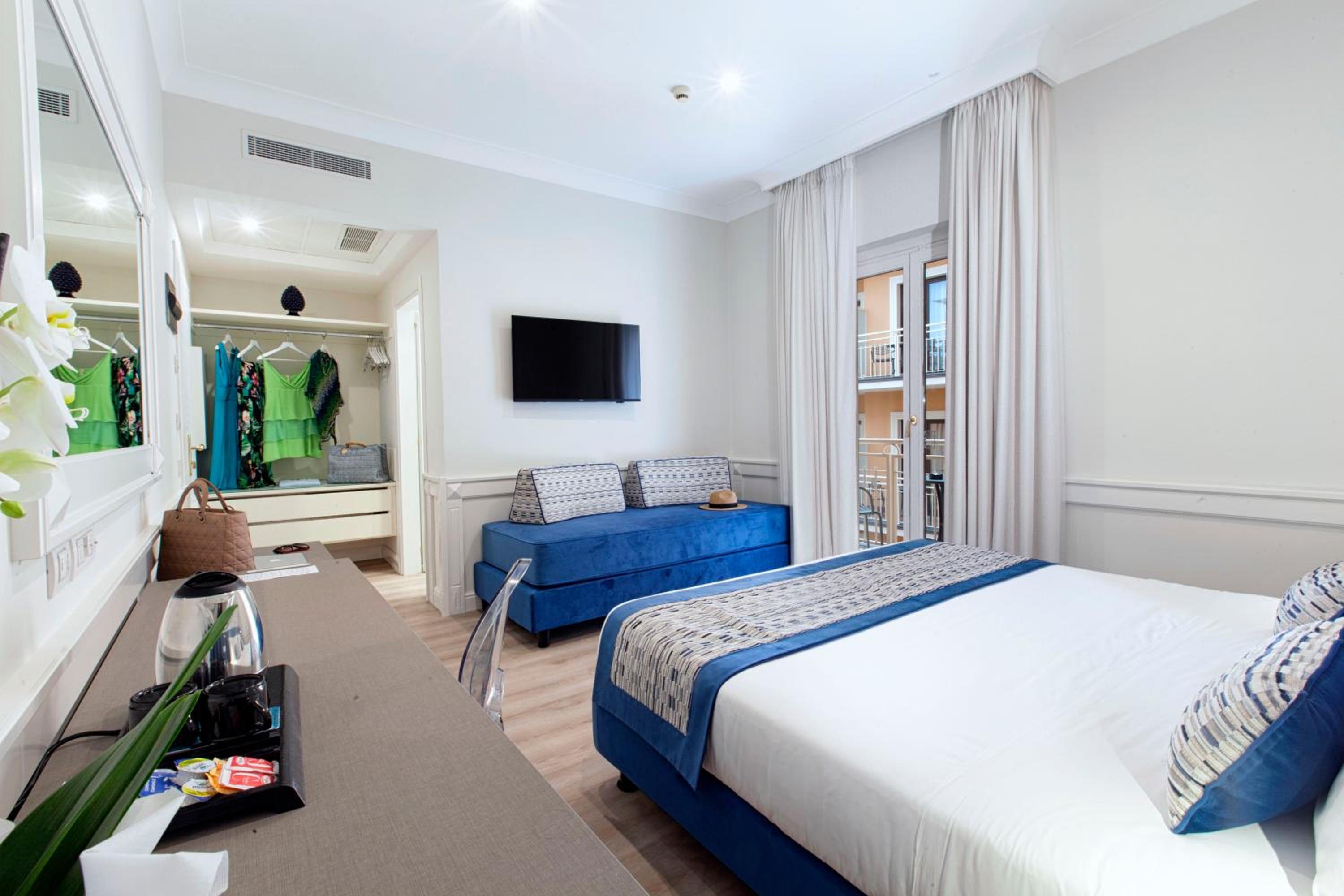 Deluxe Double or Twin Room with Balcony thumbnail 5