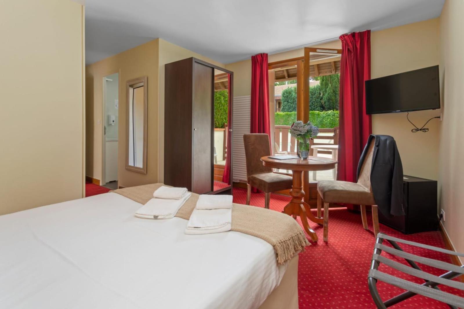 Superior Double Room with Balcony - Pool view photo 1