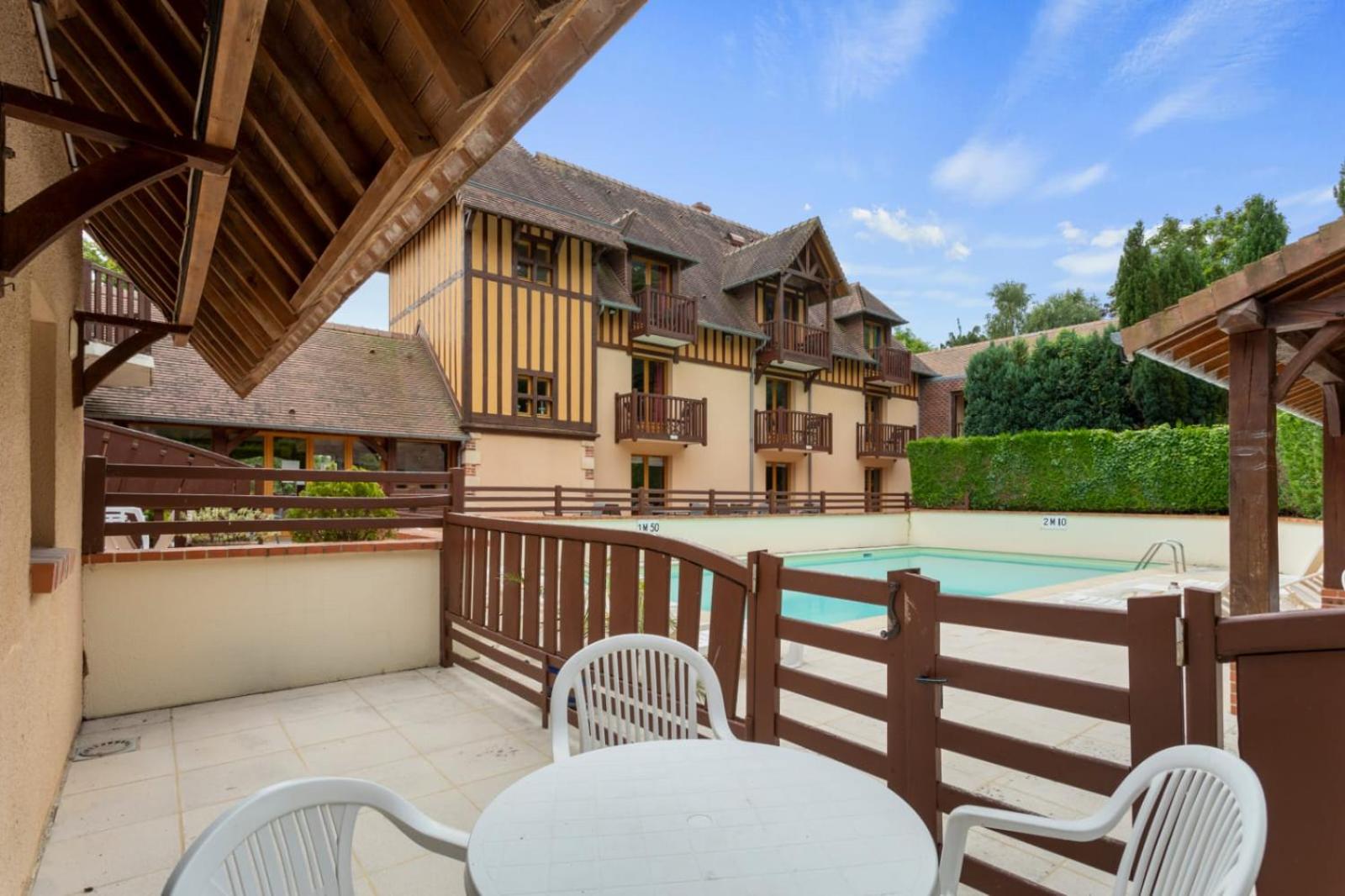 Superior Double Room with Balcony - Pool view photo 3
