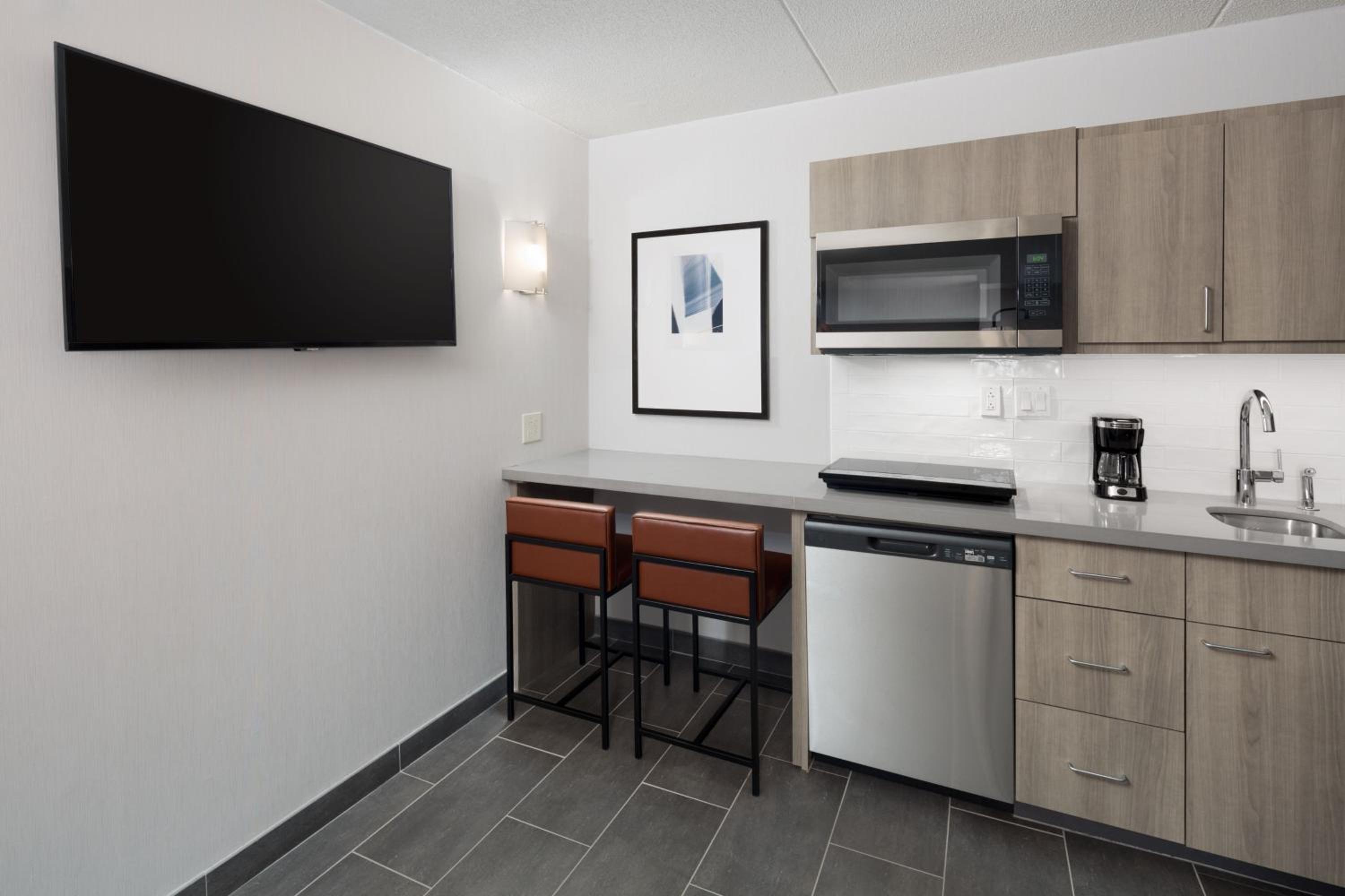 One-Bedroom King Suite - Photo 3