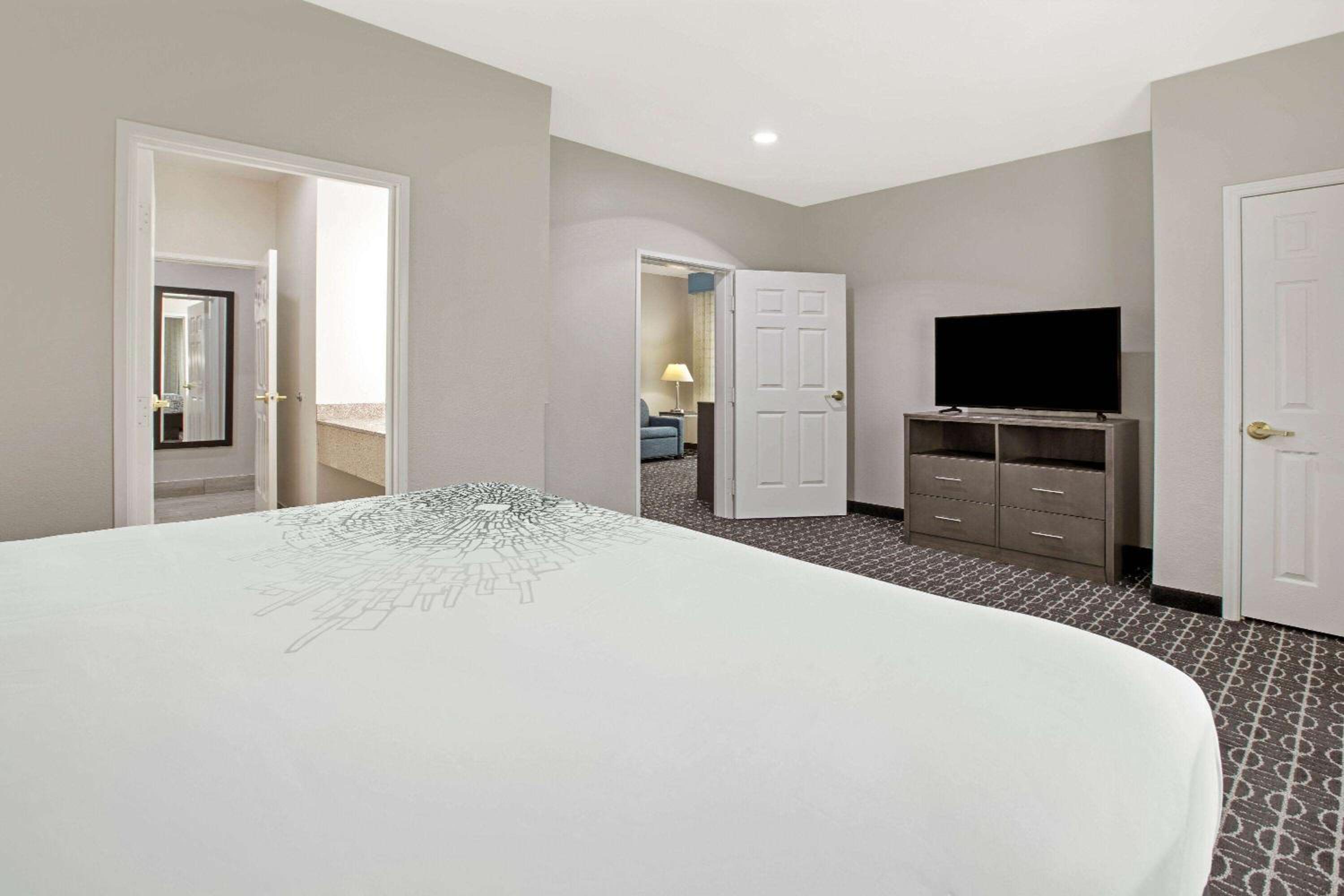 Deluxe Family Suite - Non-Smoking - Photo 1