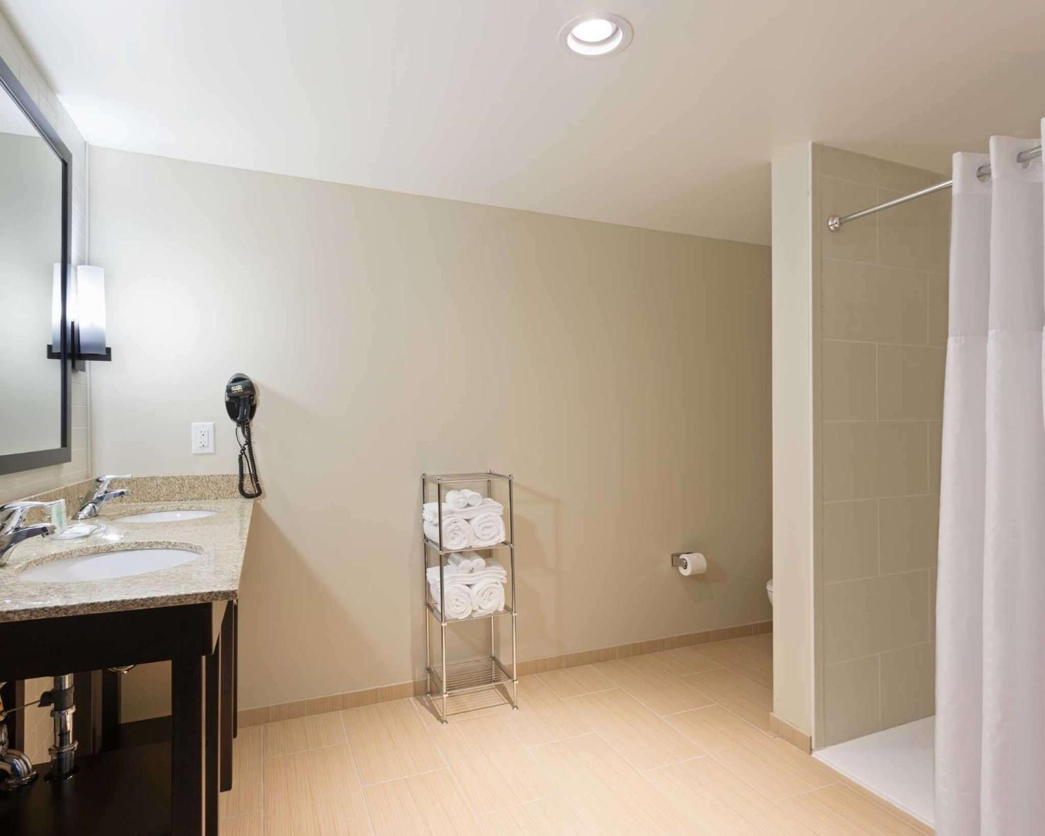 King Suite with Spa Bath photo 2
