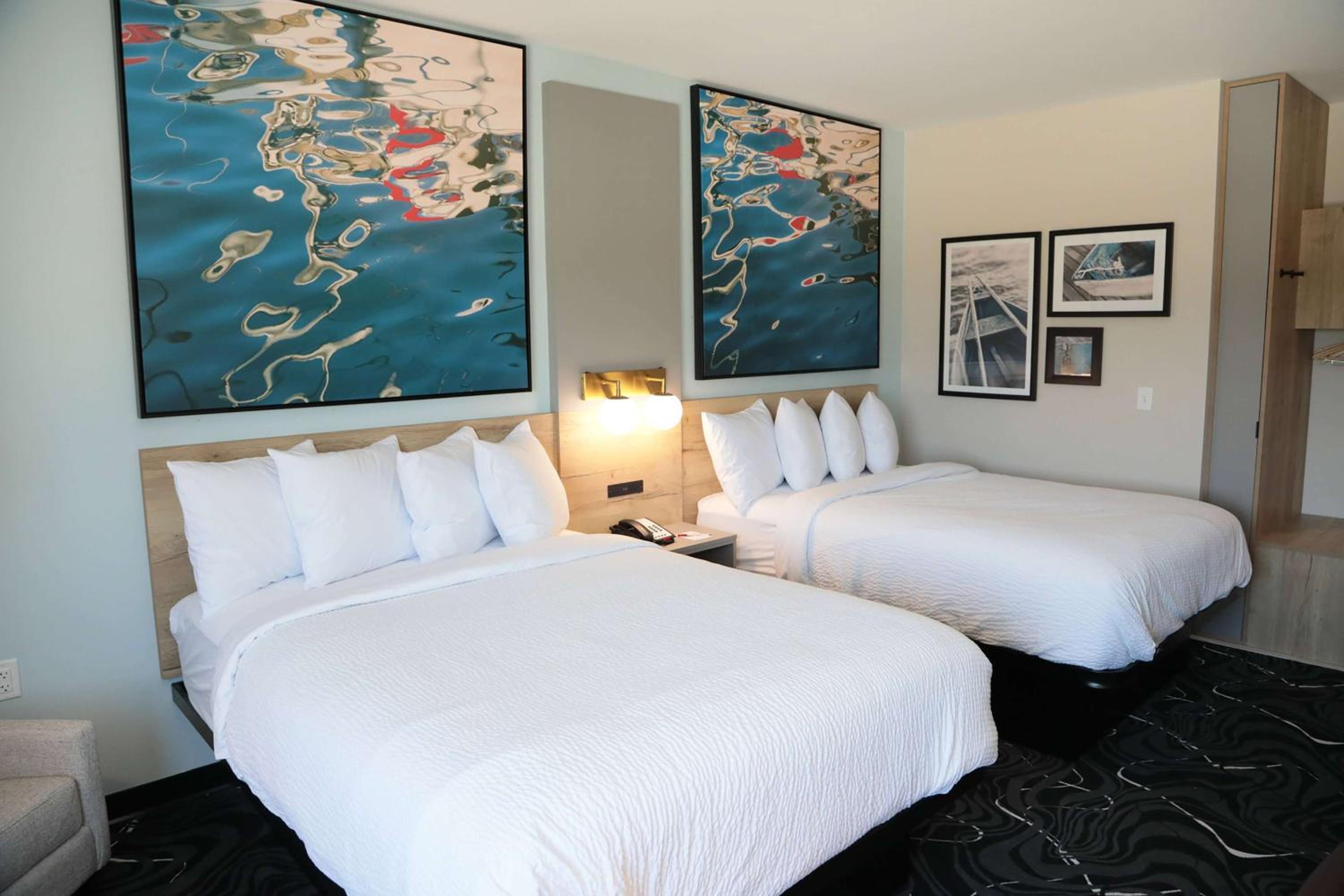 Queen Room with Two Queen Beds - Non-Smoking - Photo 1