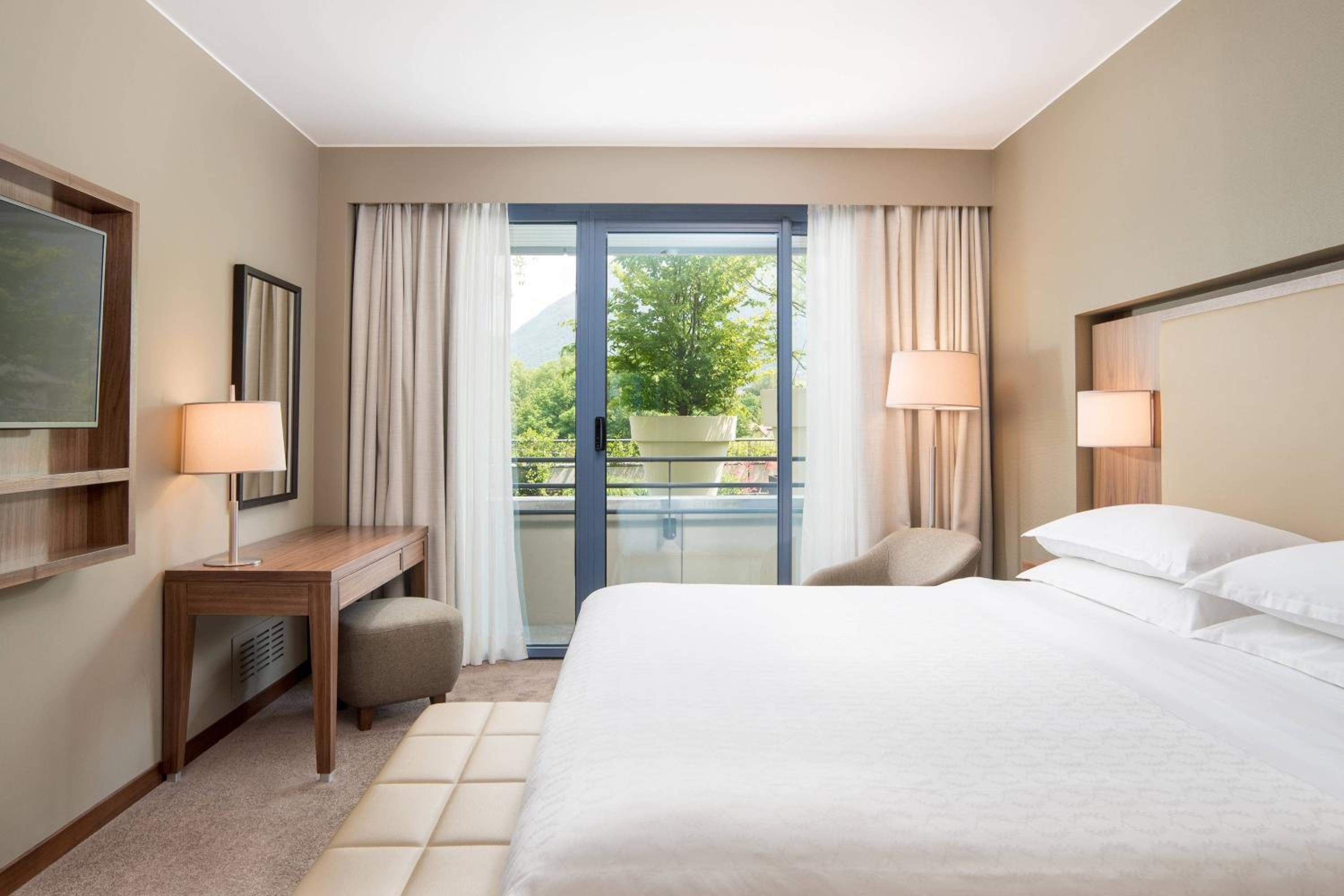One-Bedroom King Suite with Sofa Bed, Balcony and Pool View thumbnail 6