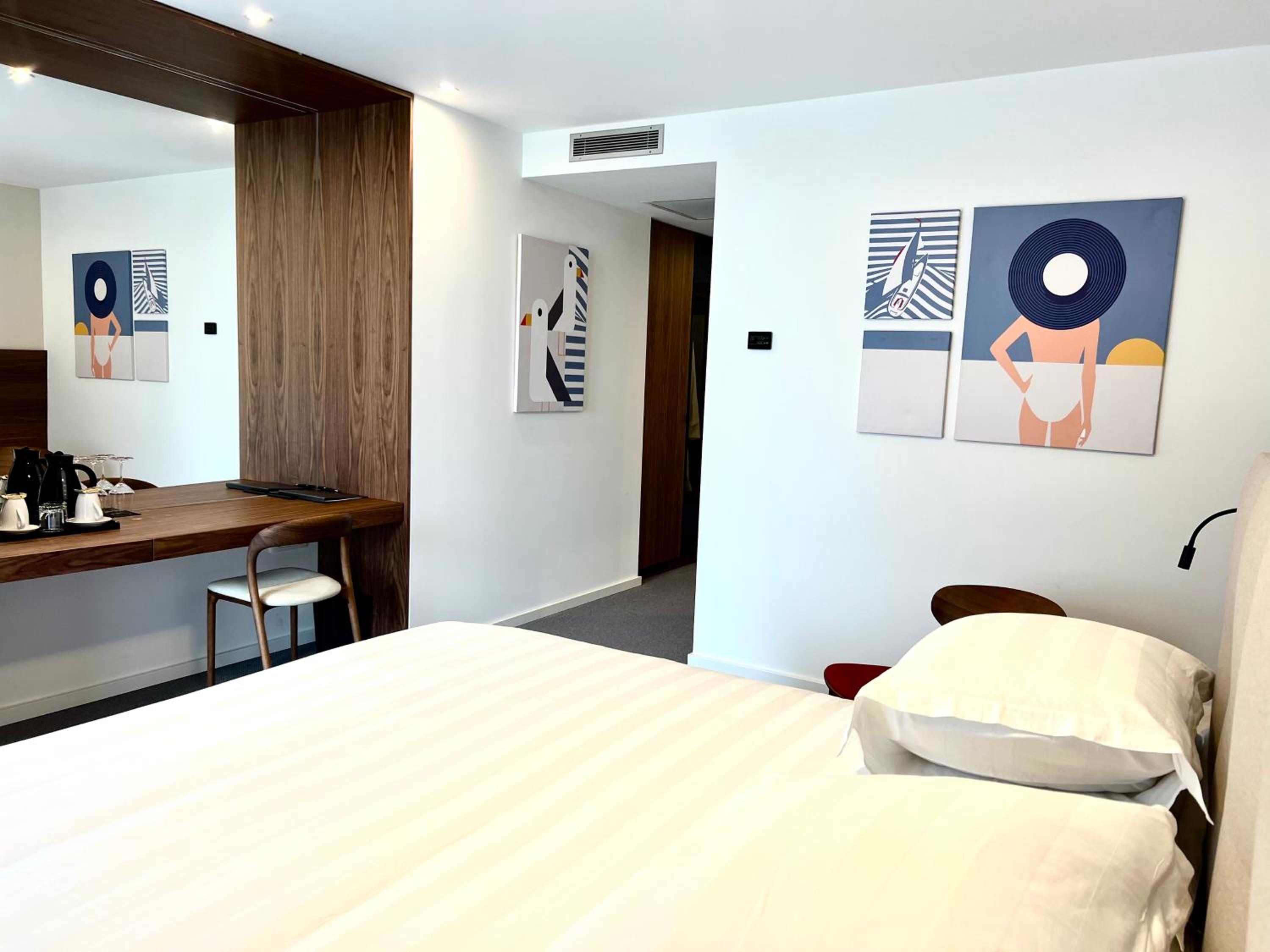 Superior Double or Twin Room with Balcony and Partial Sea View photo 2
