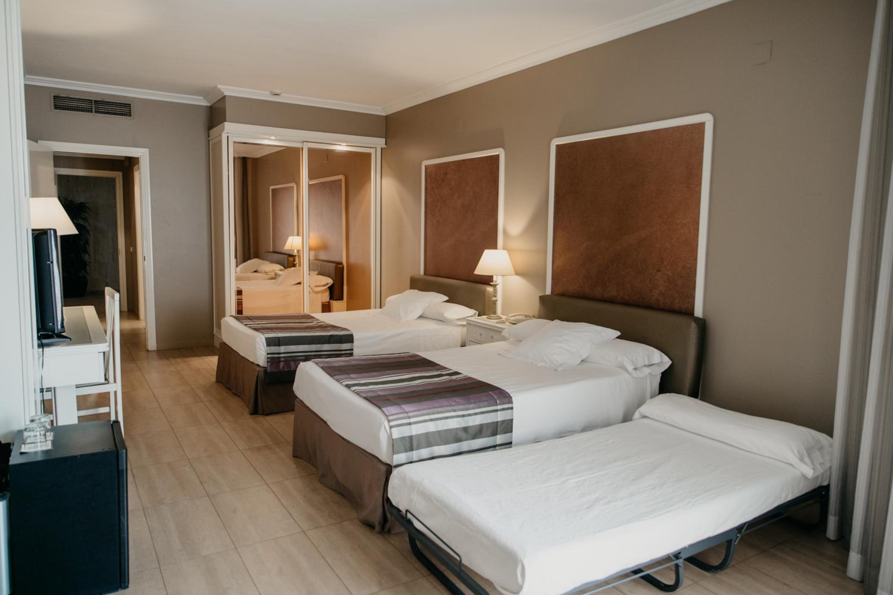 Habitación Doble con cama supletoria (2 adultos + 1 niño)