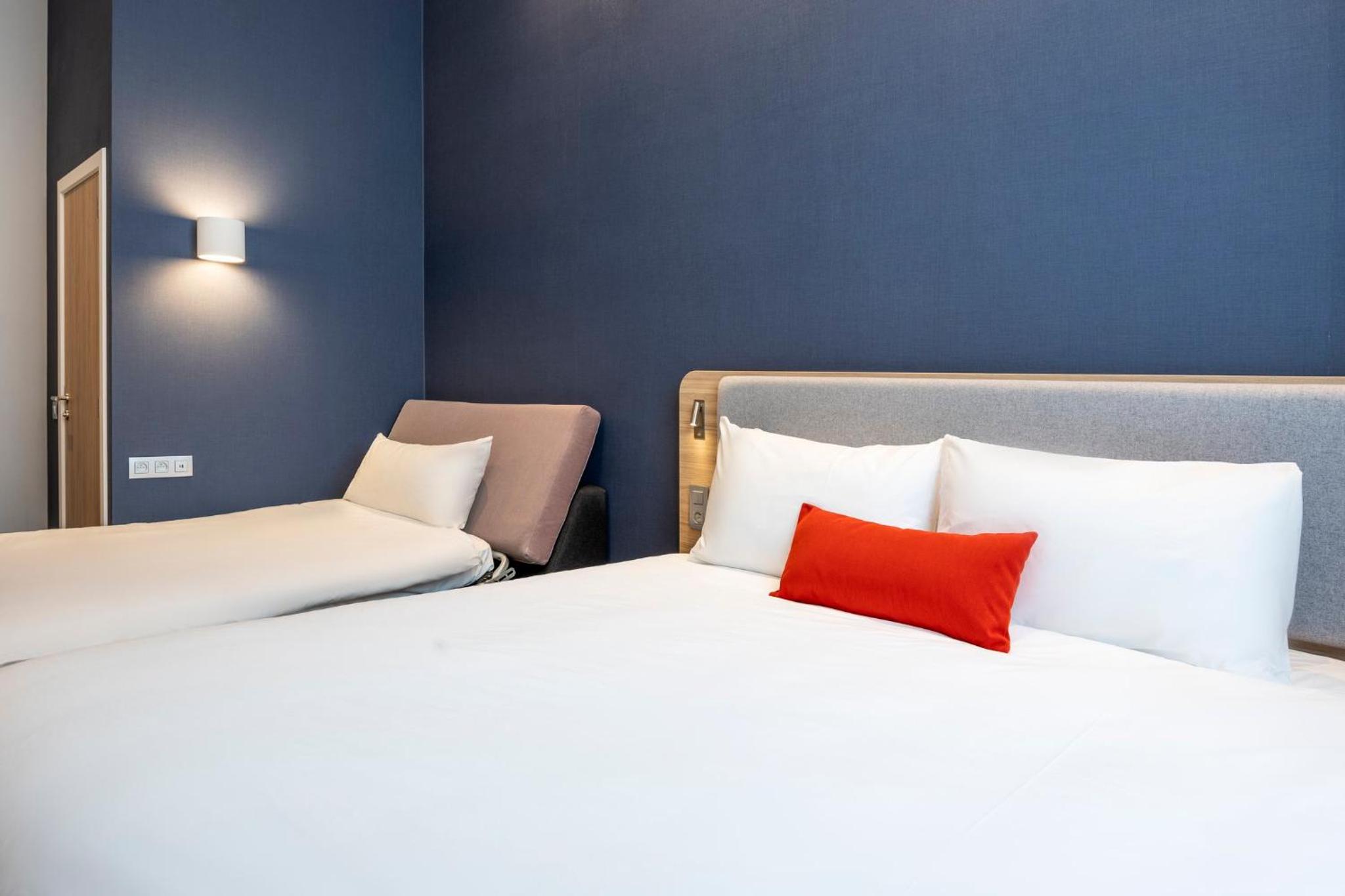 Standard Queen Room with Single Sofa Bed - Free Breakfast thumbnail 6