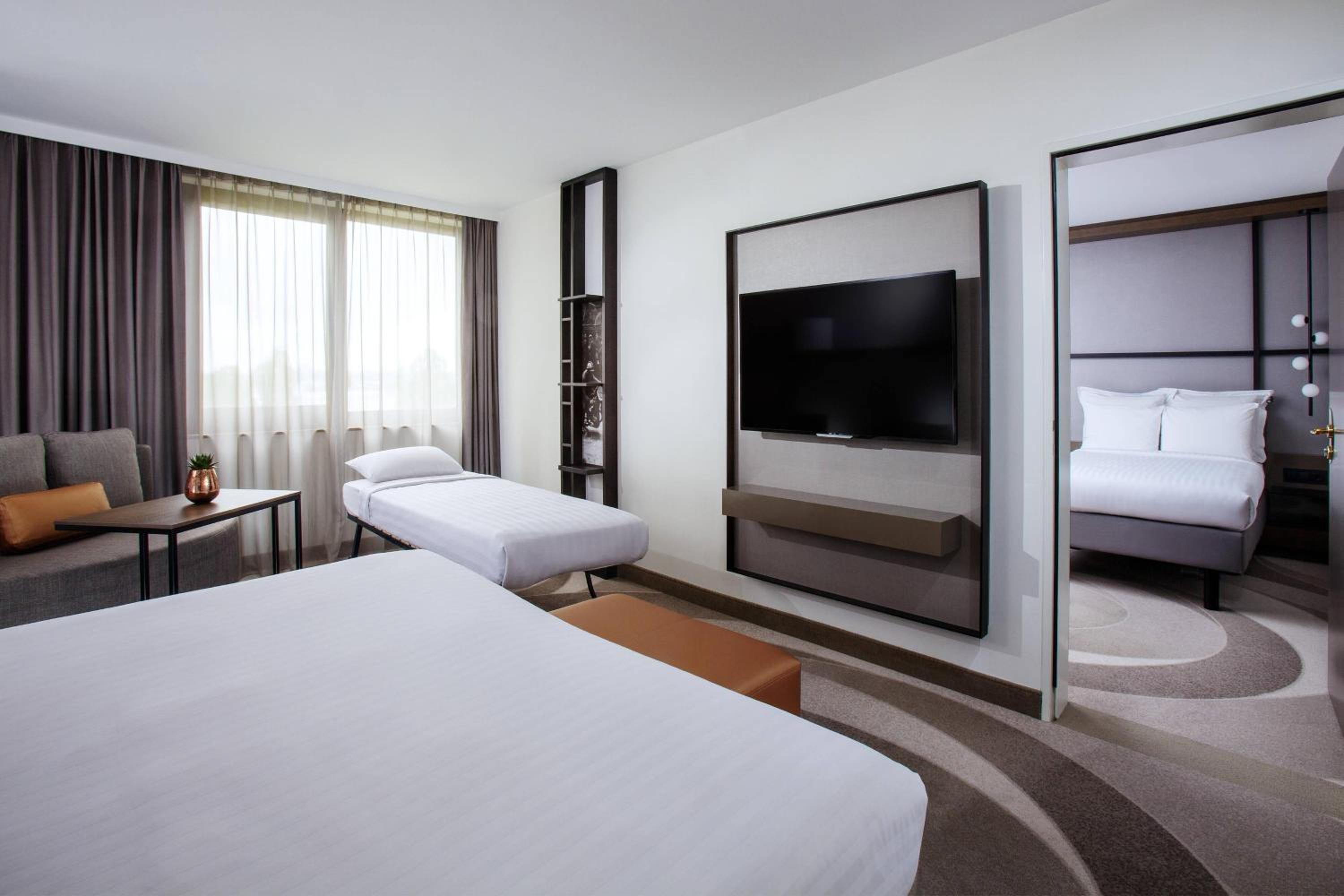 Deluxe Room, Guest room, 1 King - Photo 3